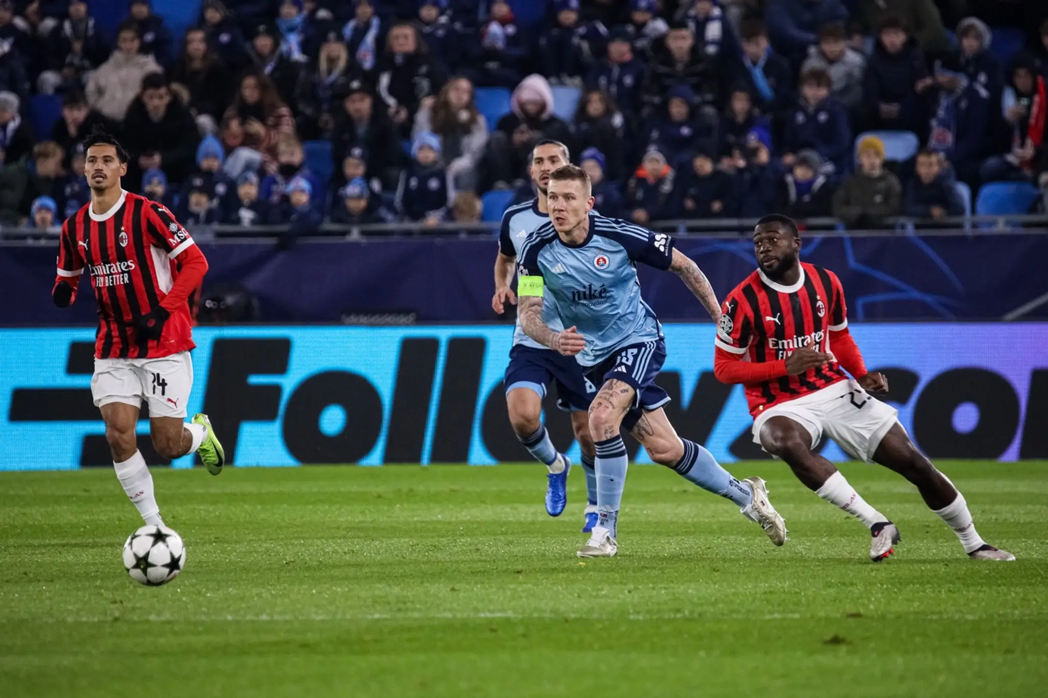 Juraj Kucka v zápase proti AC Miláno