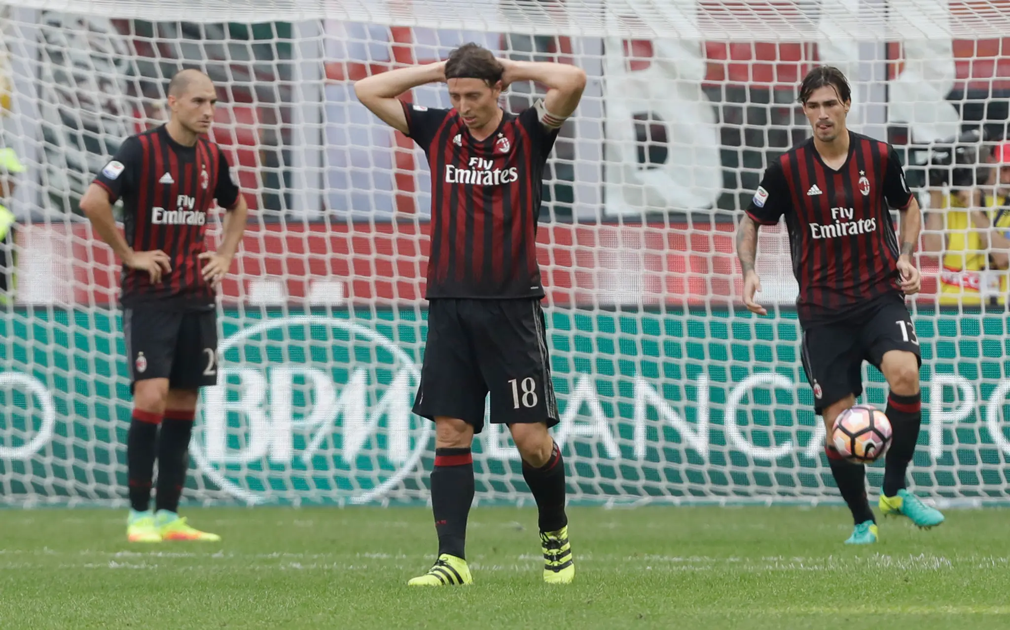 Sklamanie hráčov AC Miláno inkasovaní gólu od hráča Udinese Stipe Pericu.