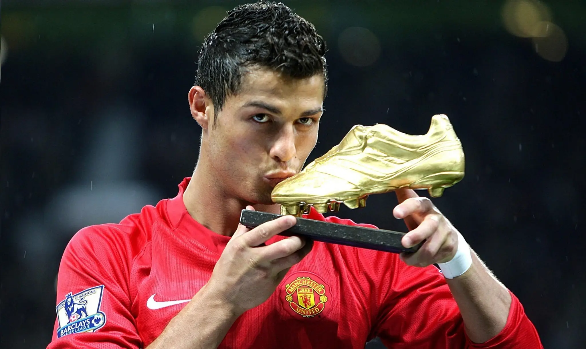 Christiano Ronaldo, ešte v drese Manchesteru United, bozkáva Zlatú kopačku pre najlepšieho strelca Európy