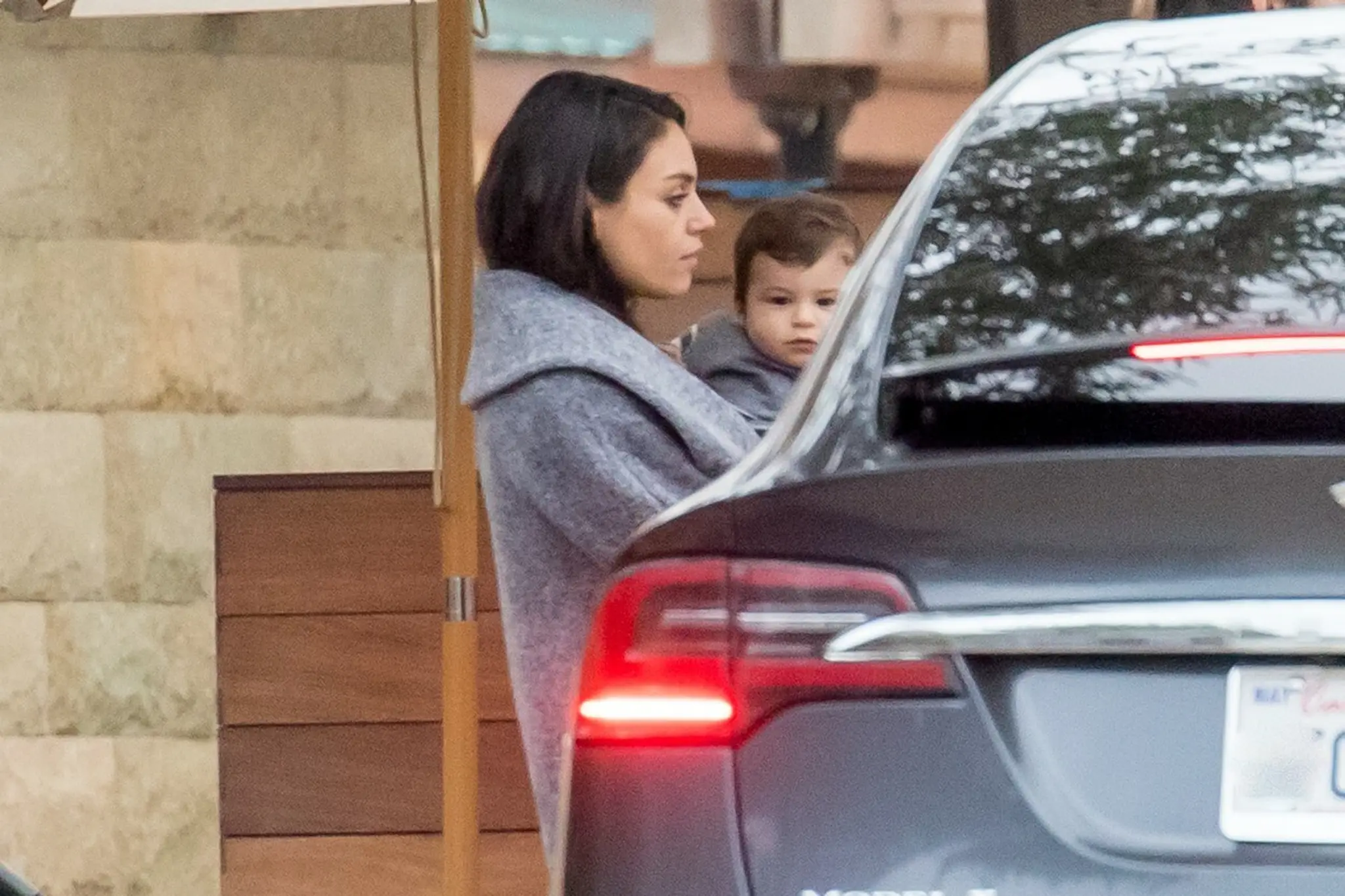 Mila Kunis a Ashton Kutcher konečne ukázali synčeka. To je ale vlasáč