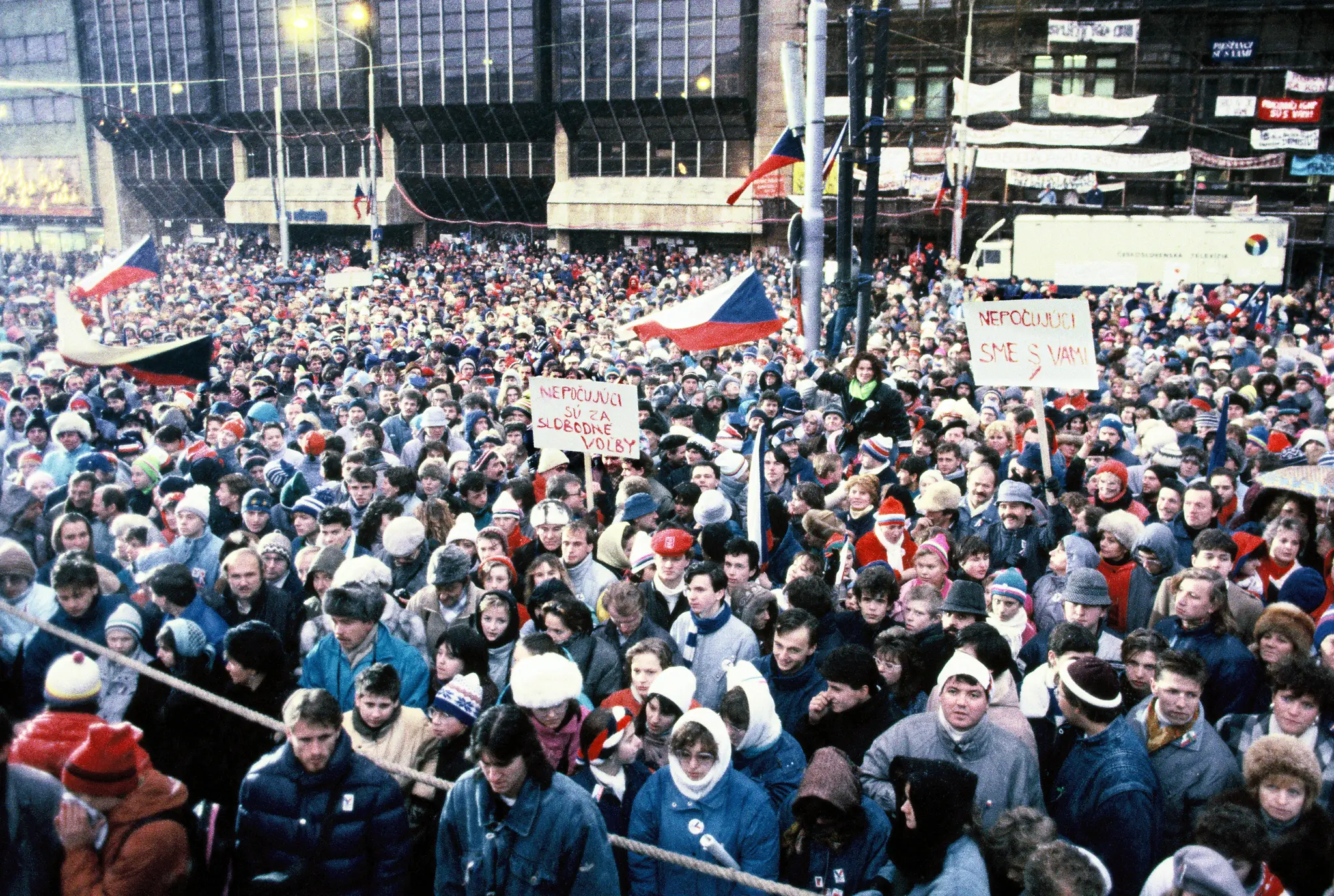 Zhromaždenie občanov v Bratislave 9. decembra 1989 na Námestí SNP.