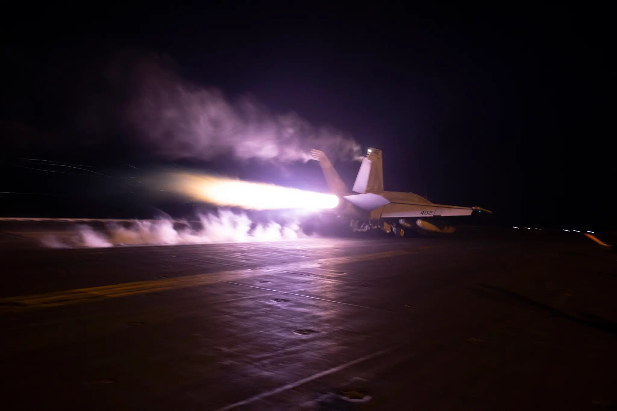 Lietadlo štartujúce z lode USS Dwight D. Eisenhower počas letových operácií v Červenom mori.