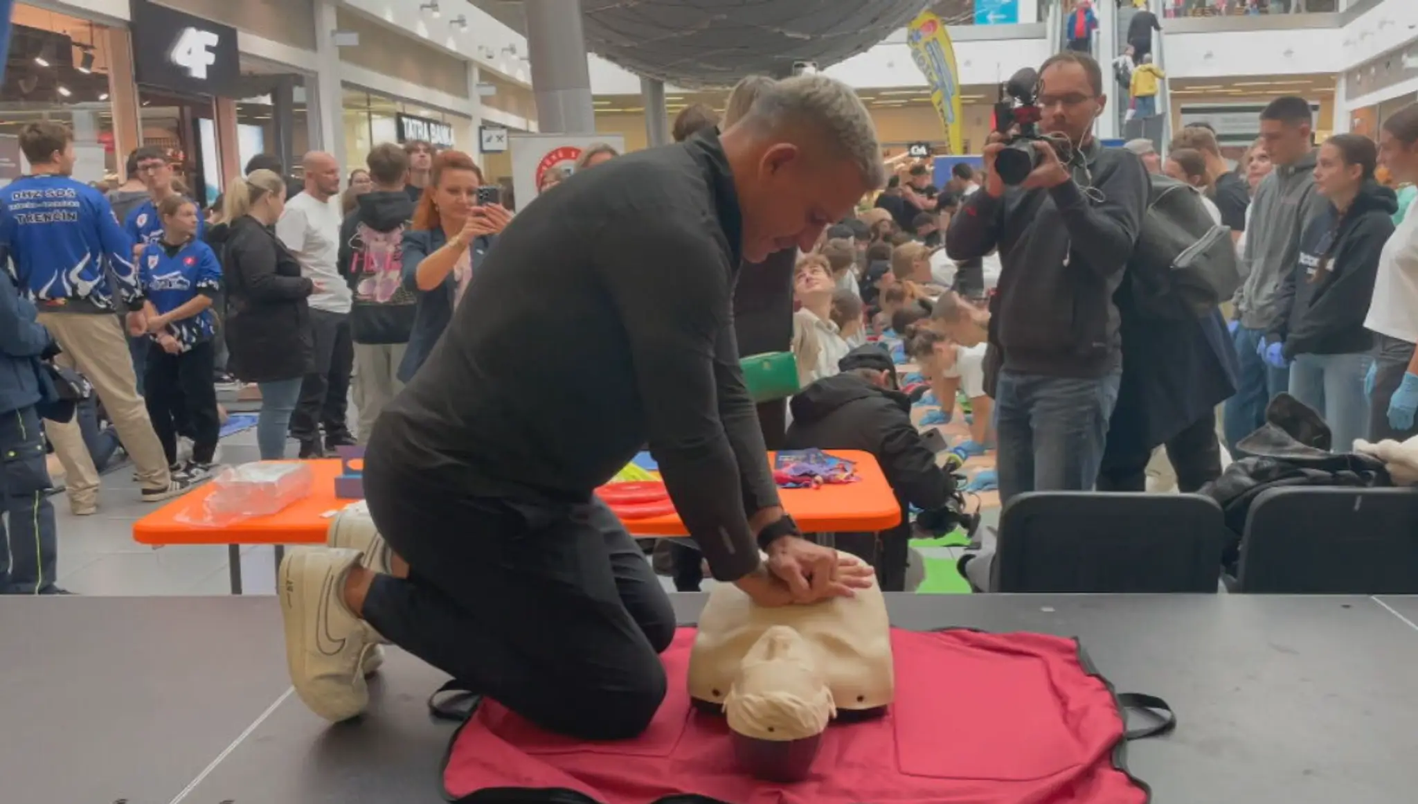 Vyše 1000 ľudí sa zapojilo do akcie resuscitácie figurín
