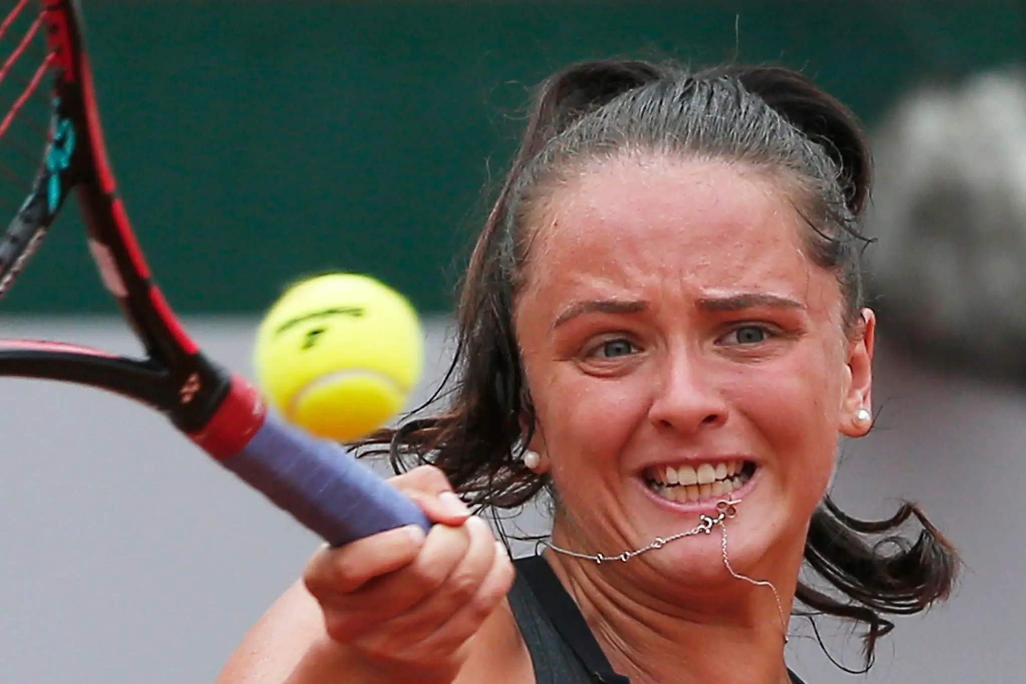 Viktória Kužmová počas duelu proti Jeline Svitolinovej na French Open 2018.