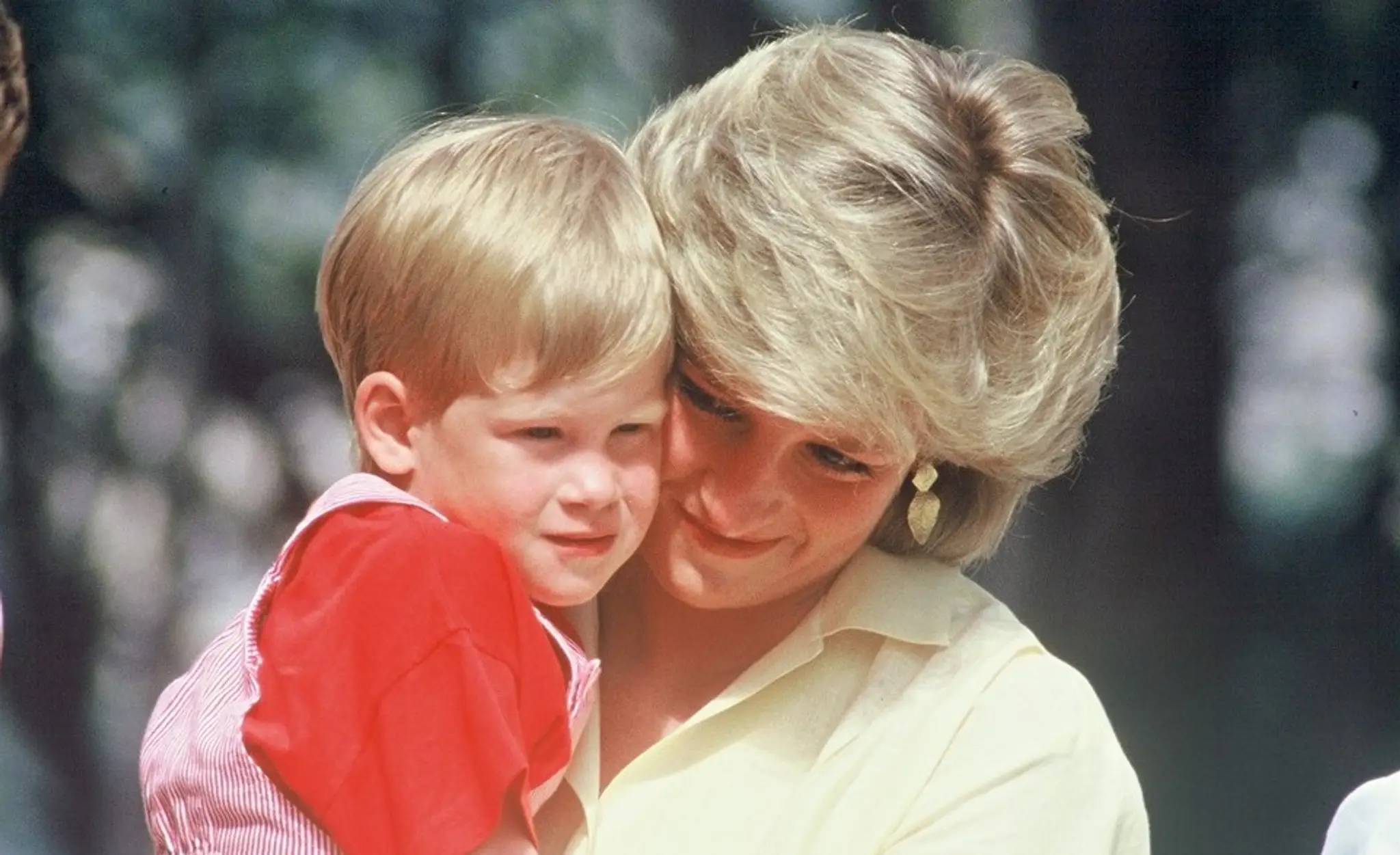 Princ Harry v náručí princeznej Diany na archívnej snímke z roku 1986.