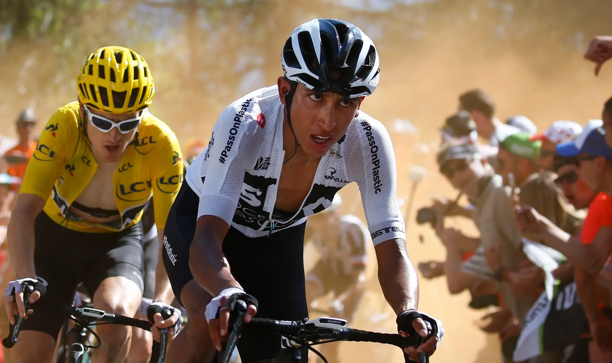 Kolumbijský pretekár stajne Sky Egan bernal počas Tdf 2018..jpg