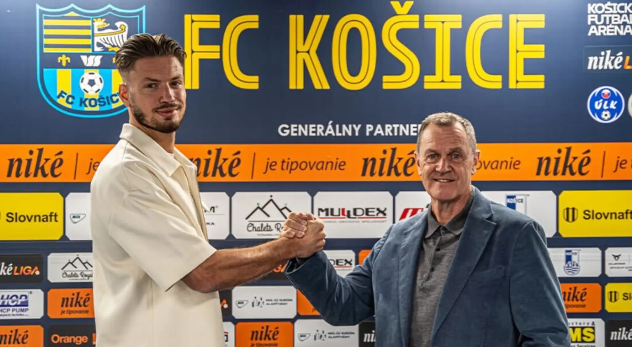 Brankár Kevin Dabrowski bude aj v jarnej časti sezóny 2025/2026 pôsobiť v FC Košice. 