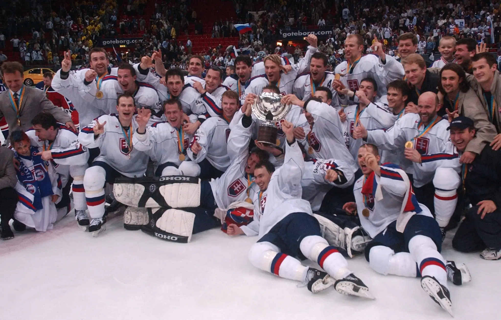 Na archívnej snímke z roku 2002 slovenskí hokejisti s trofejou pre majstra sveta.