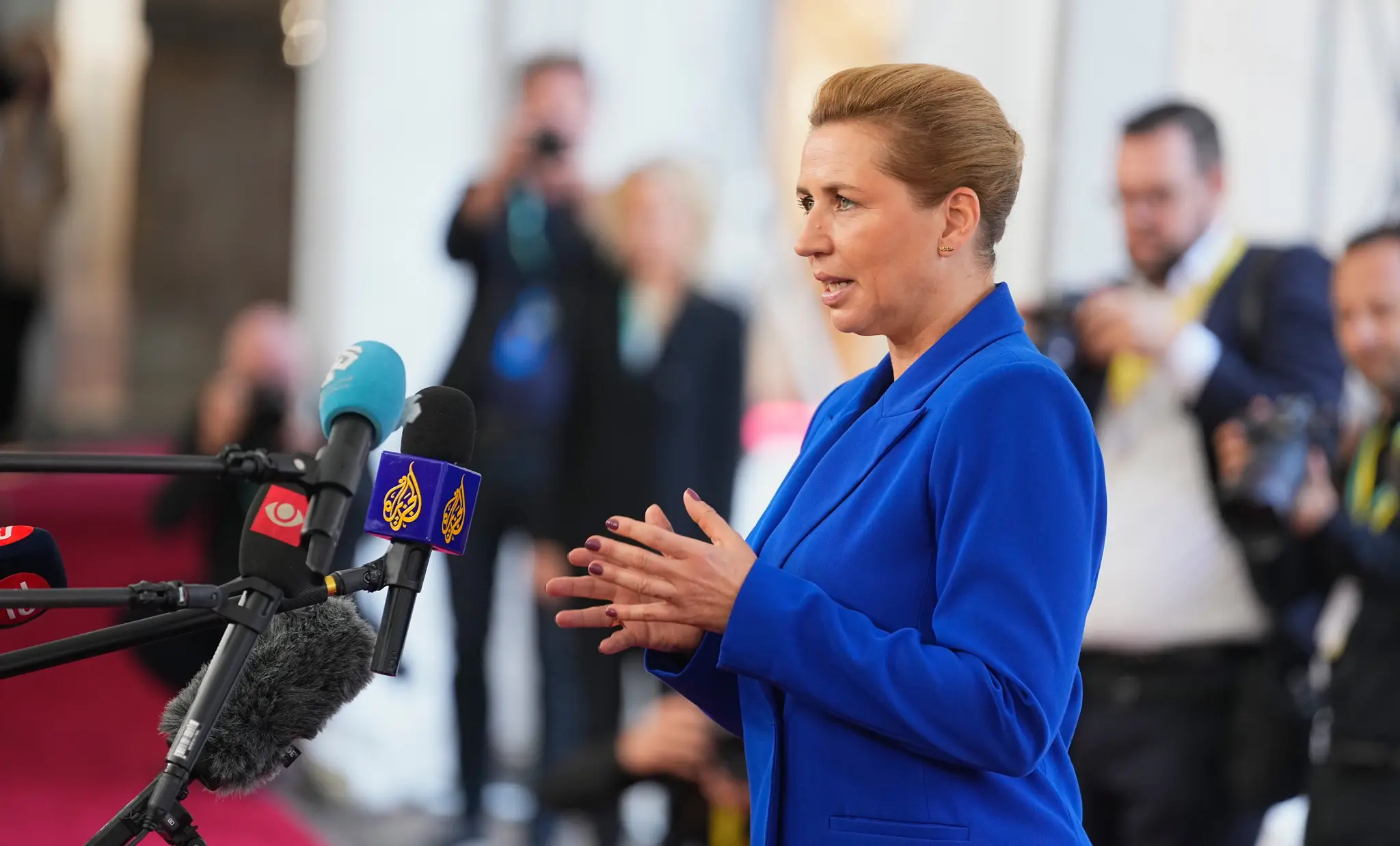 Na snímke dánska premiérka Mette Frederiksenová odpovedá na otázky novinárov pred príchodom na neformálne stretnutie hláv štátov a vlád 27 členských štátov EÚ v Kodani.
