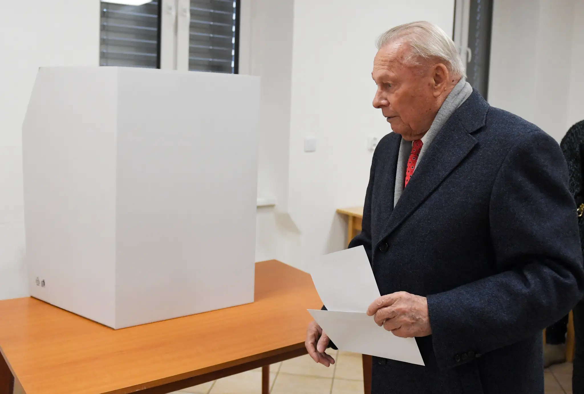 Bývalý prezident SR Rudolf Schuster vo volebnej miestnosti v Košiciach.