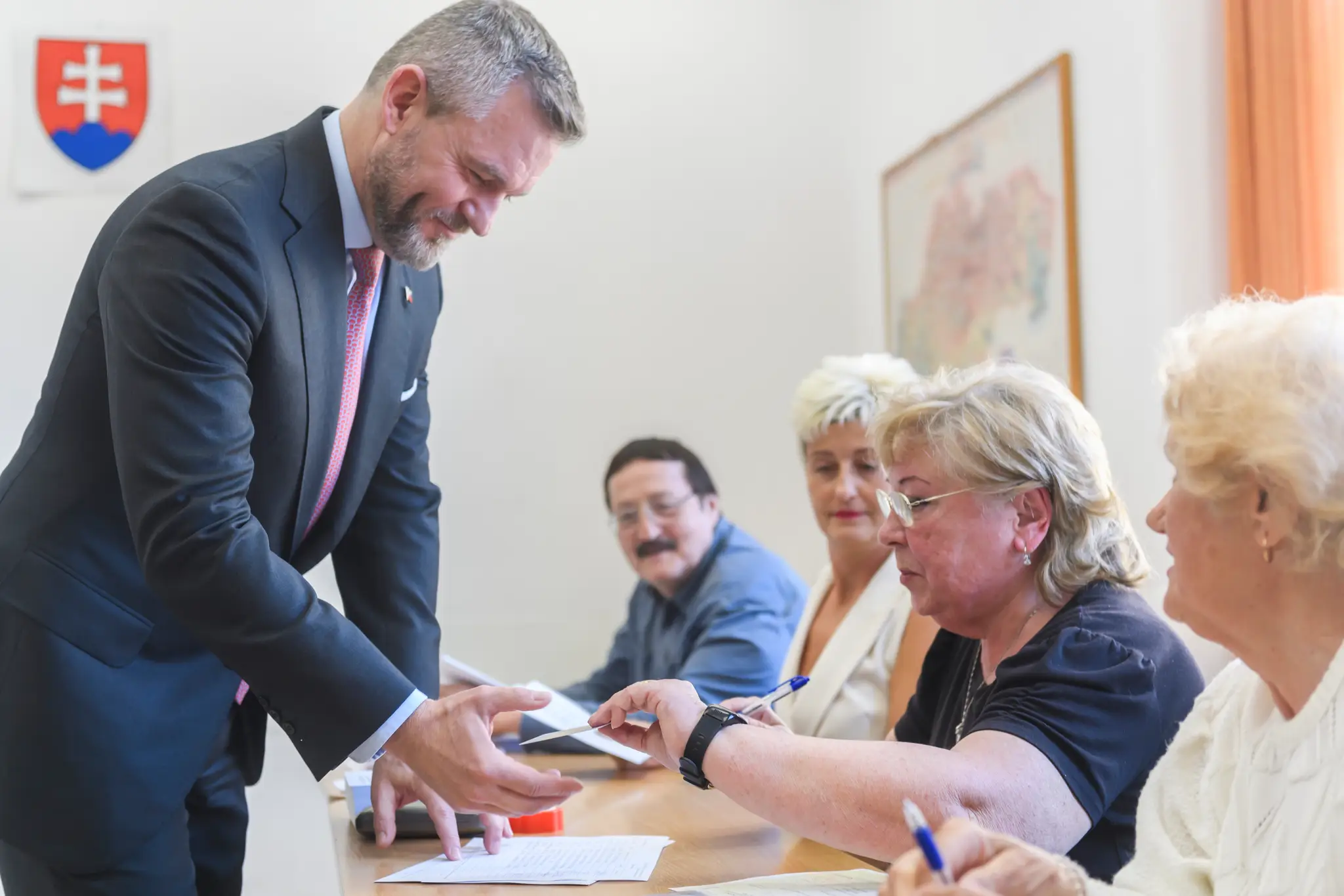 Predseda NR SR a kandidát na prezidenta Peter Pellegrini vo volebnej miestnosti v prvom kole prezidentských volieb v Bratislave.