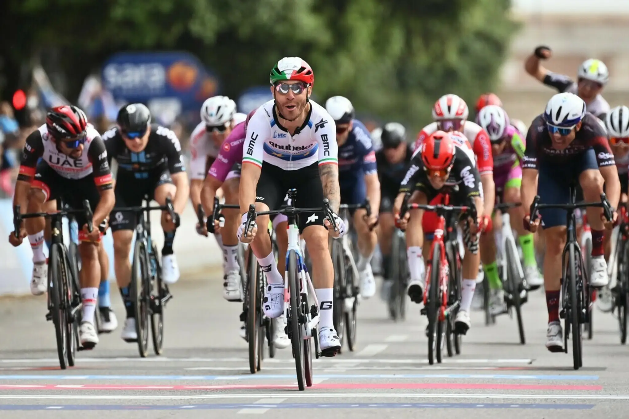 Giacomo Nizzolo vyhral záverečný špurt a triumfoval tak v 12. etape Giro d´Italia.