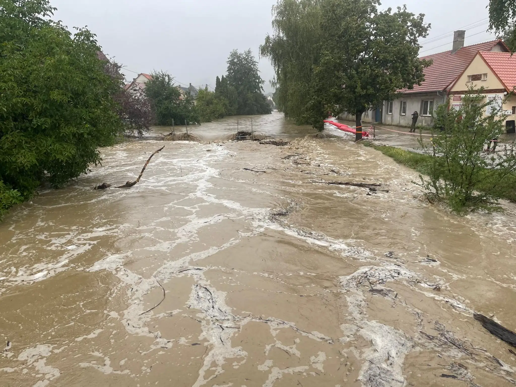 Veľká voda v obci Sobotište.