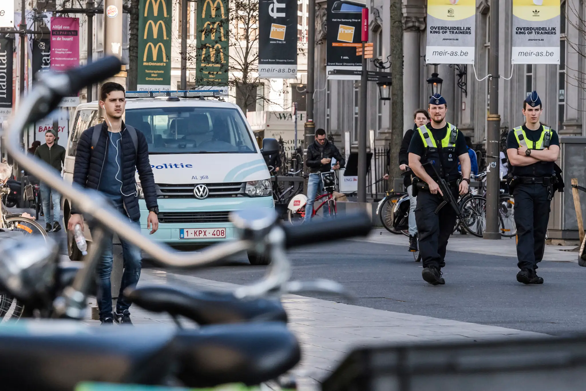 Ozbrojení policajti hliadkovali v nákupnej štvrti belgického mesta Antverpy.