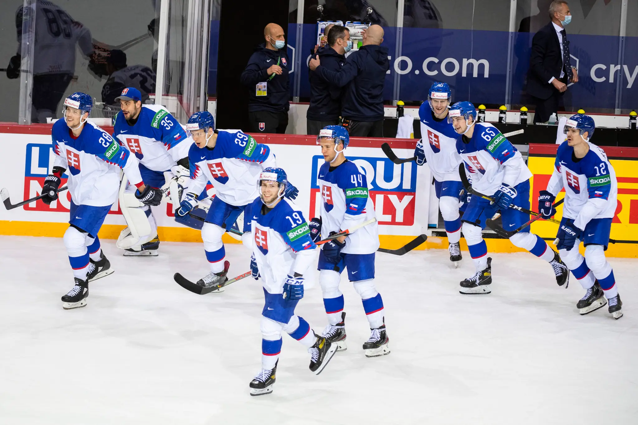 Na snímke slovenskí hokejisti