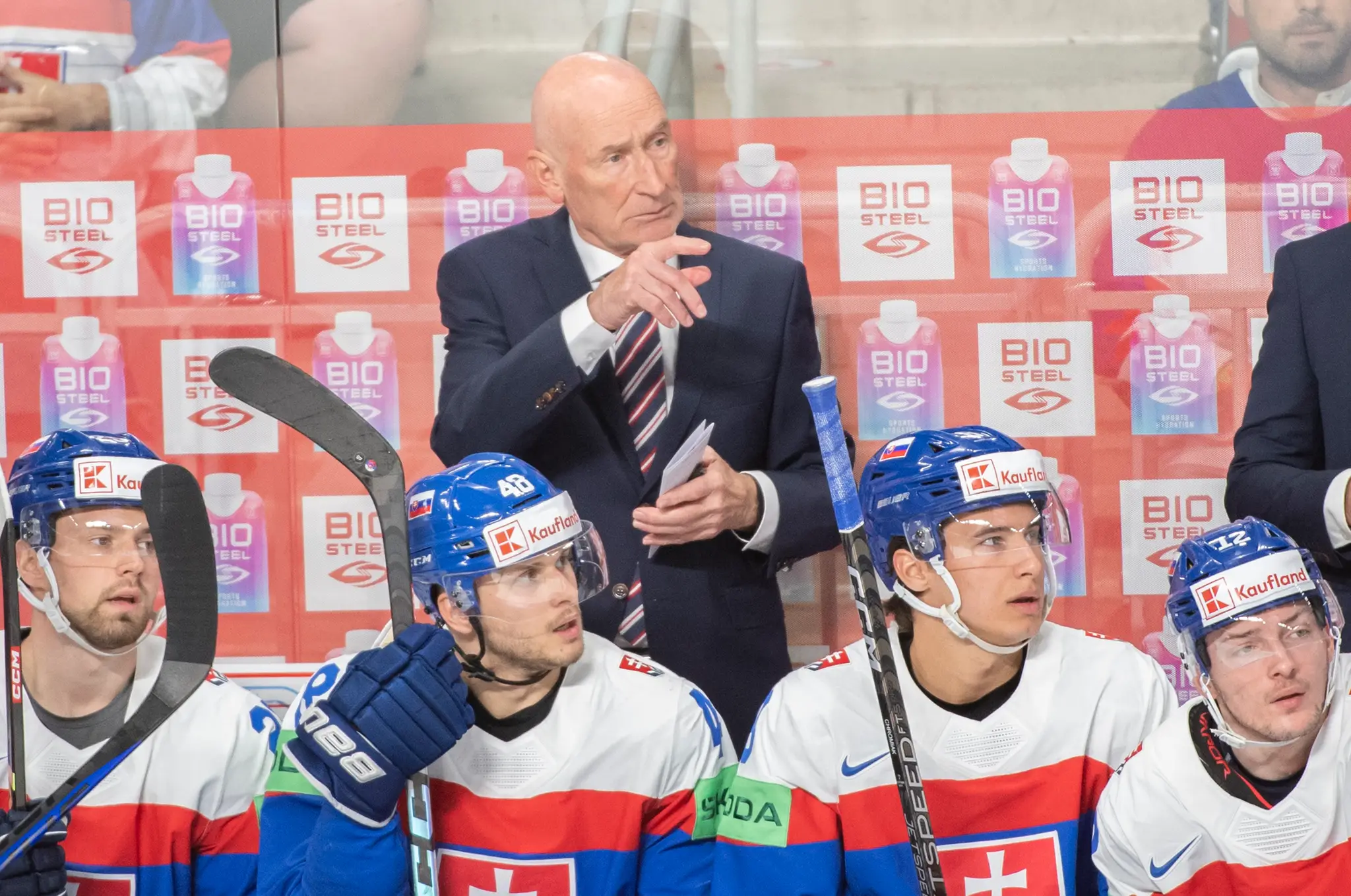 Na snímke hore tréner slovenskej hokejovej reprezentácie Craig Ramsay
