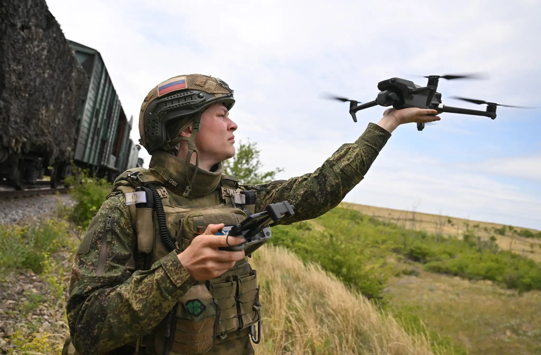 Ruský vojak vypúšťa dron počas bojového výcviku.