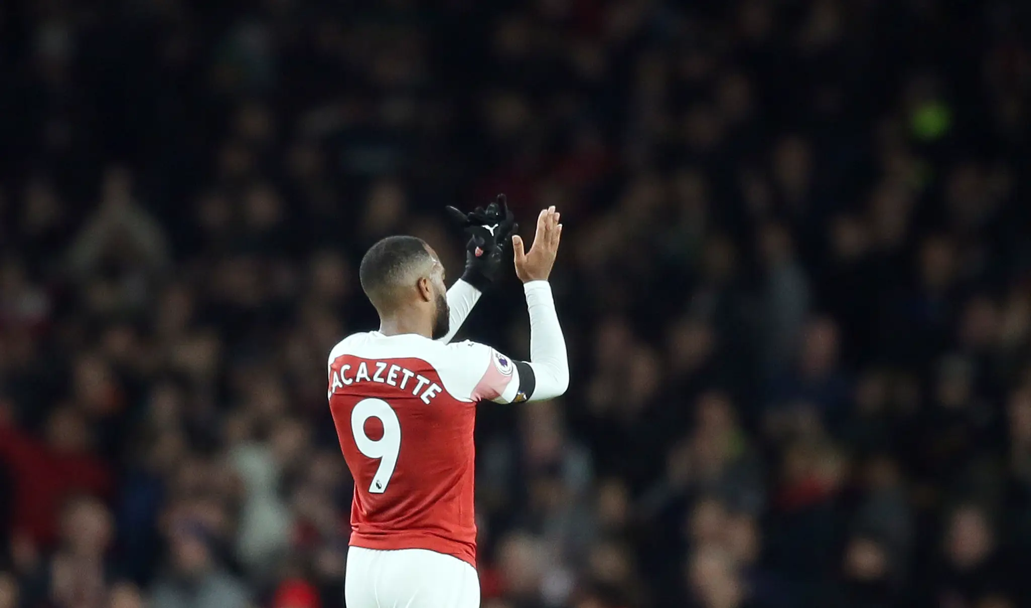 Alexandre Lacazette z Arsenalu reaguje po dueli proti Liverpoolu.
