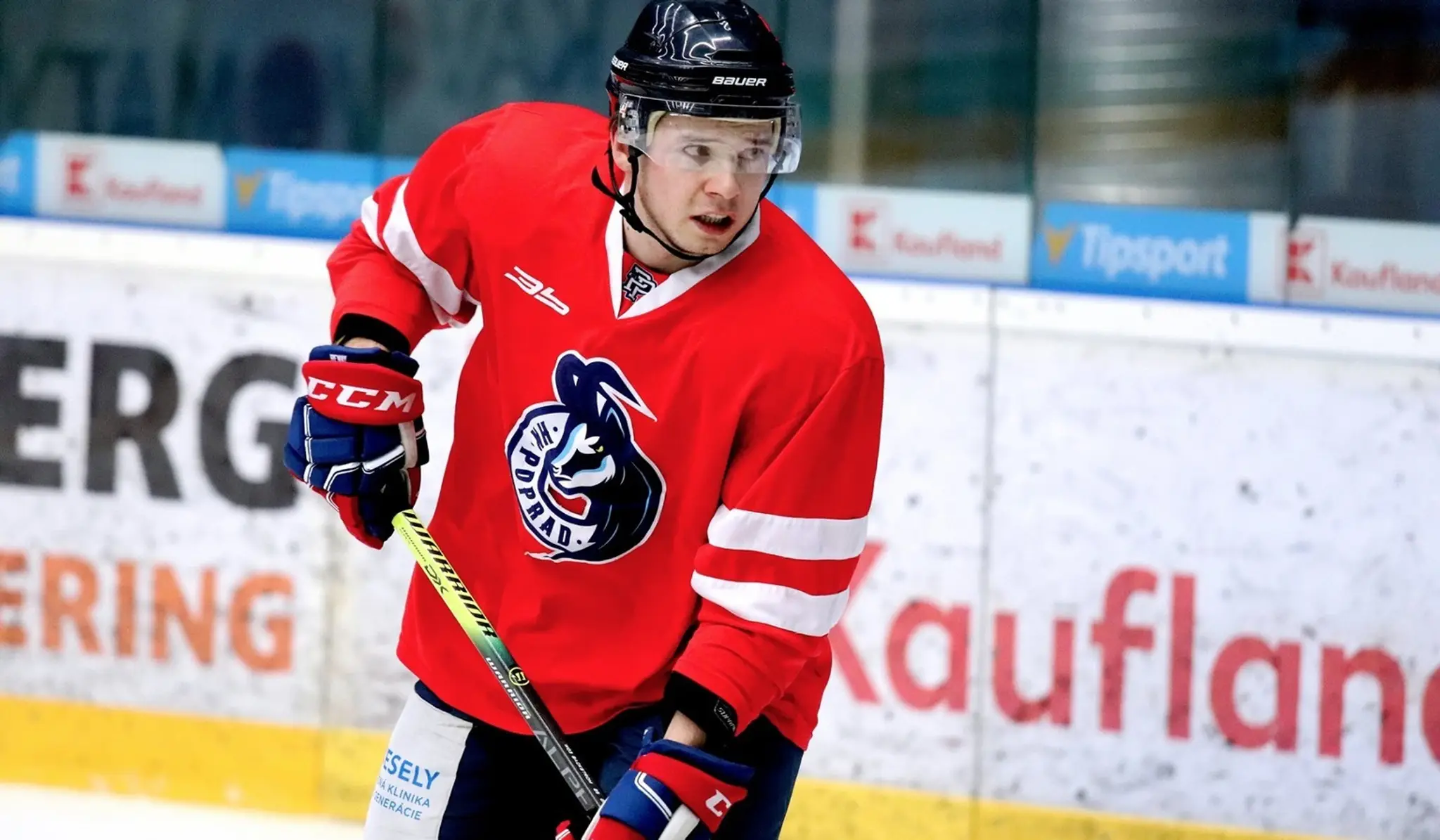 Zľava Zemgus Girgensons a Scott Wilson z Buffala oslavujú gól proti NY Rangers.