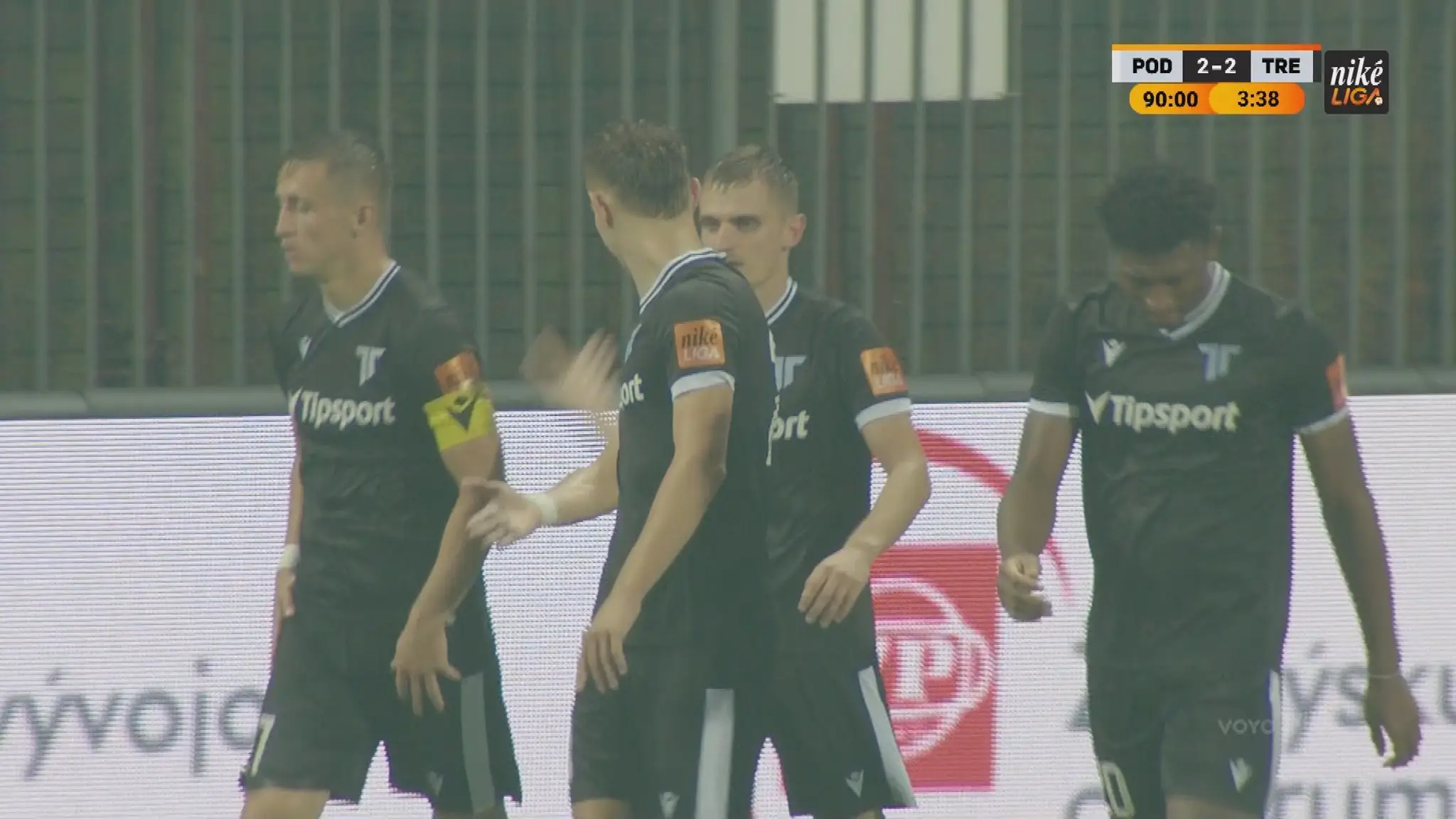 Futbalisti Trenčína oslavujú gól.