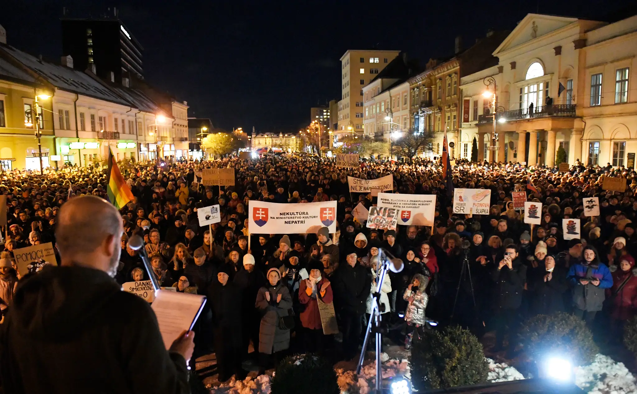 Ľudia protestujúci proti návrhu trestného zákona, ktorý obsahuje aj zrušenie Úradu špeciálnej prokuratúry,