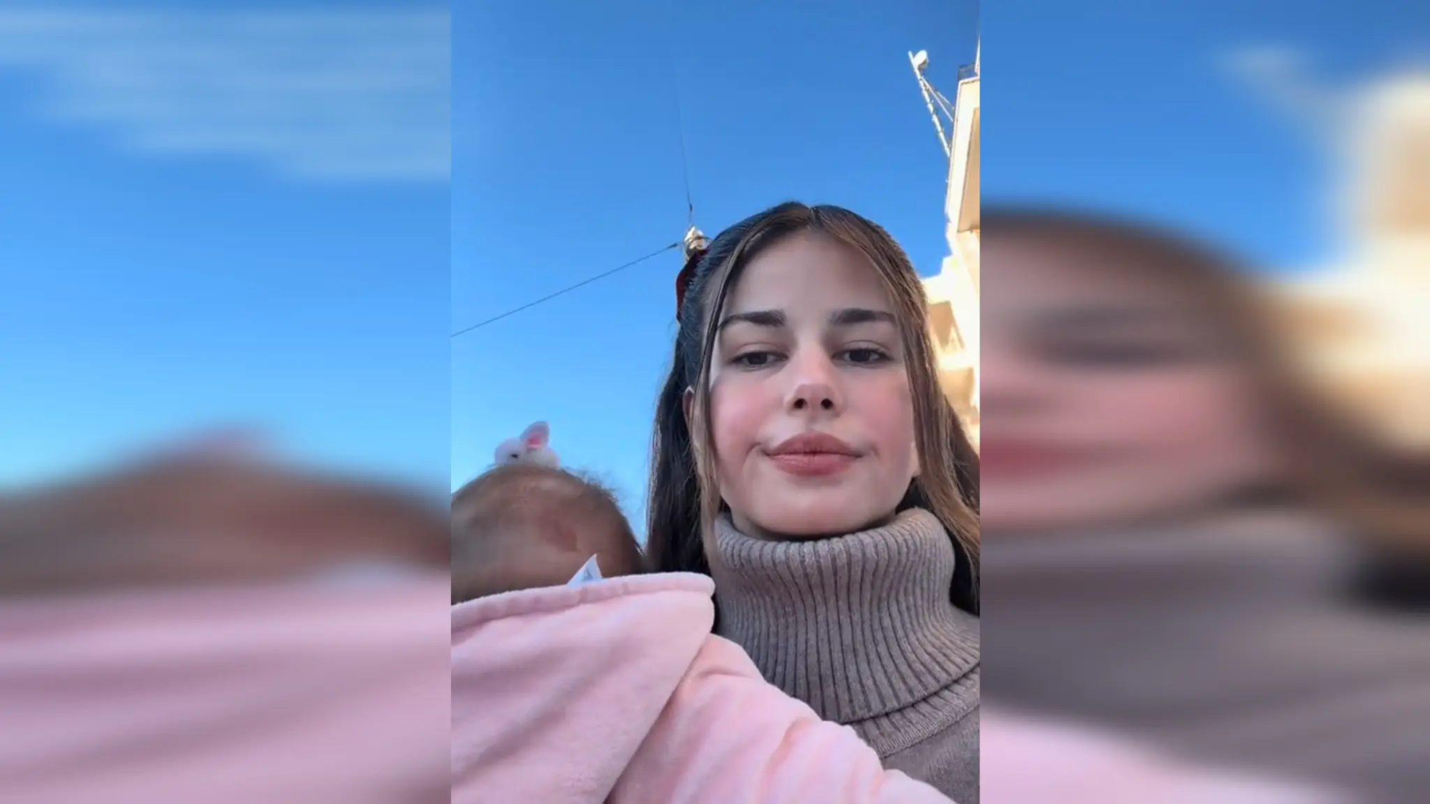 Mladá matka v Jordánsku nesie dieťa do jaslí za zvuku sirén. 