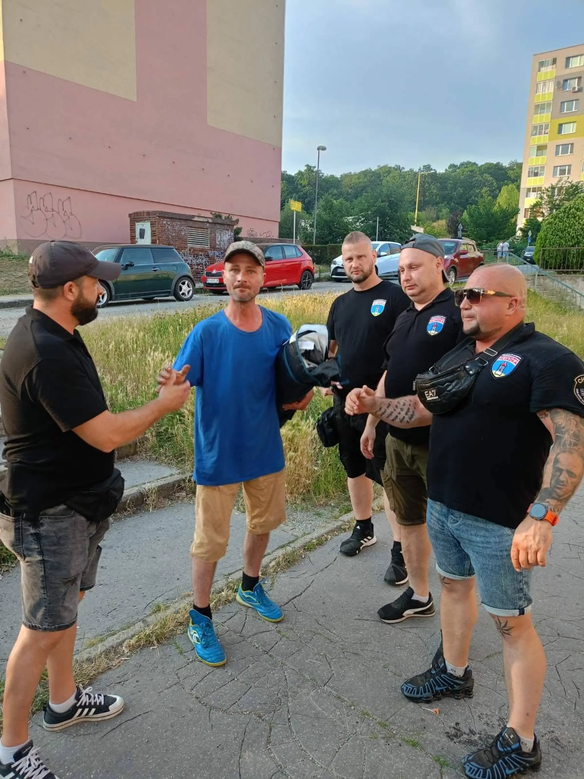 Partia mužov zo sídliska pomohla páru bez domova.