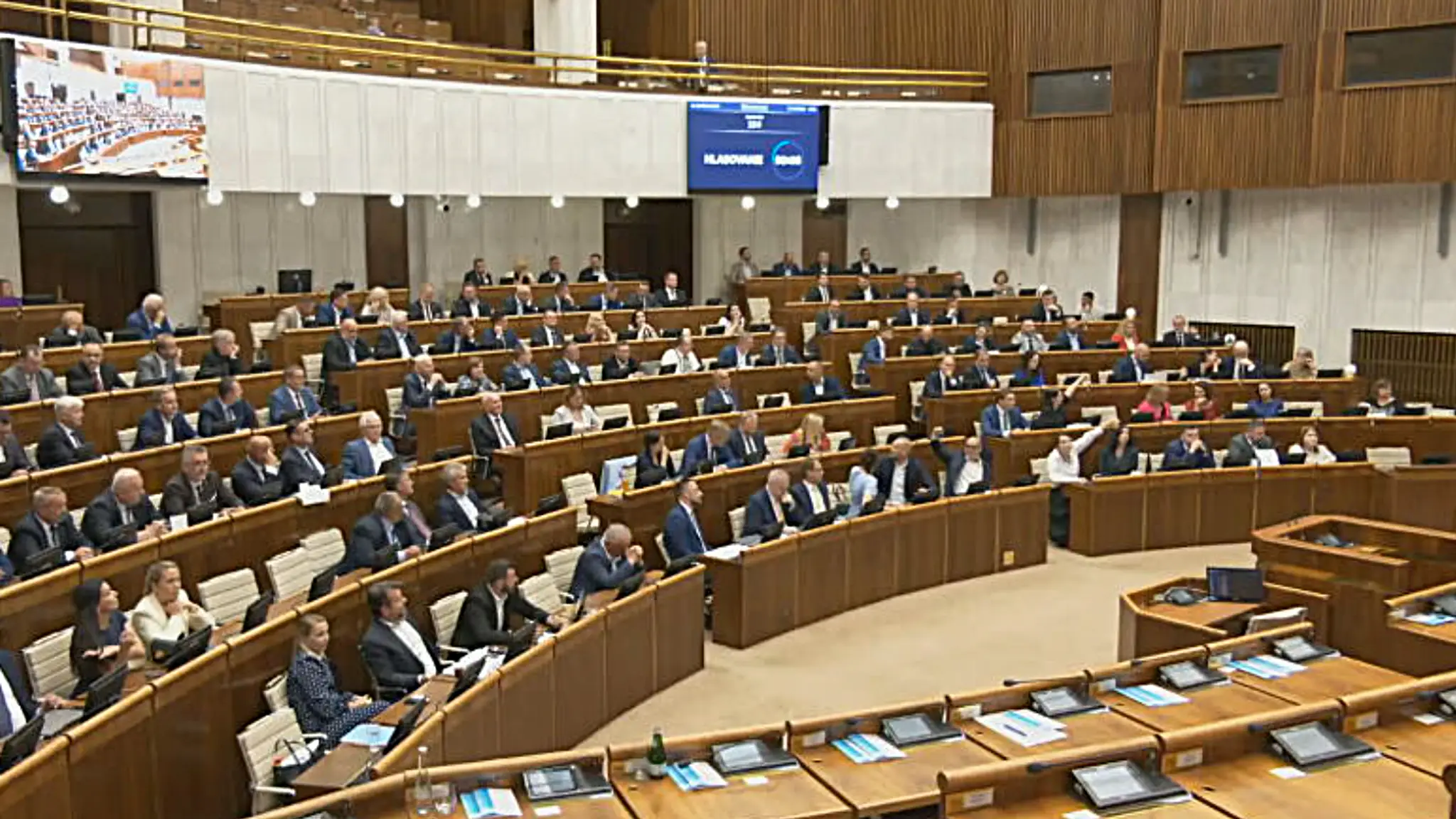 Parlament má trojmesačné letné prázdniny.