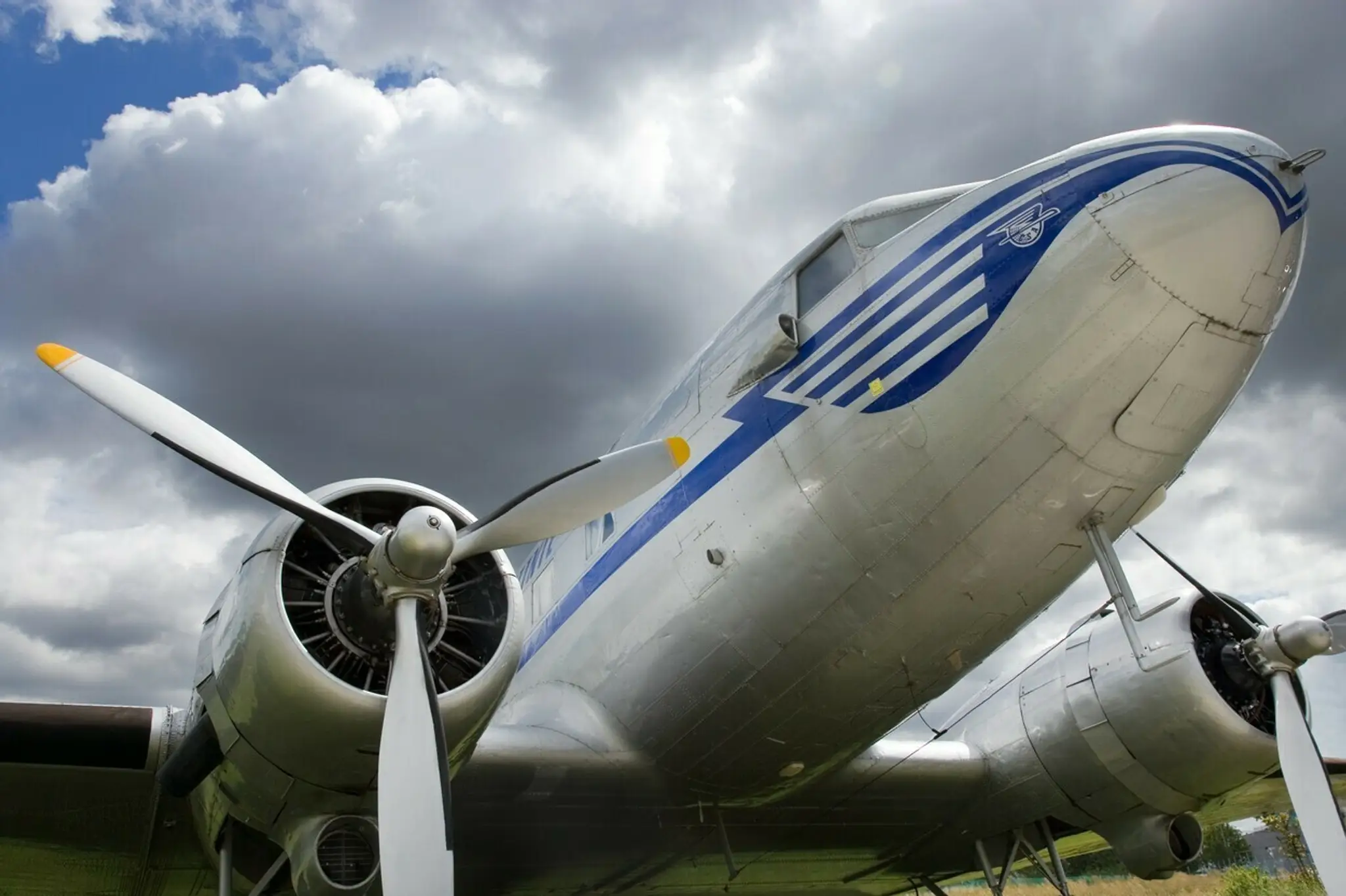 Douglas DC-3 vo farbách Československých aerolínií.