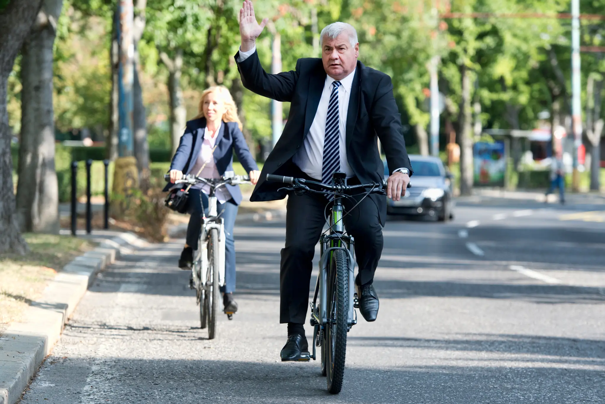 Minister dopravy, výstavby a regionálneho rozvoja Árpád Érsek prichádza na bicykli na Úrad vlády.