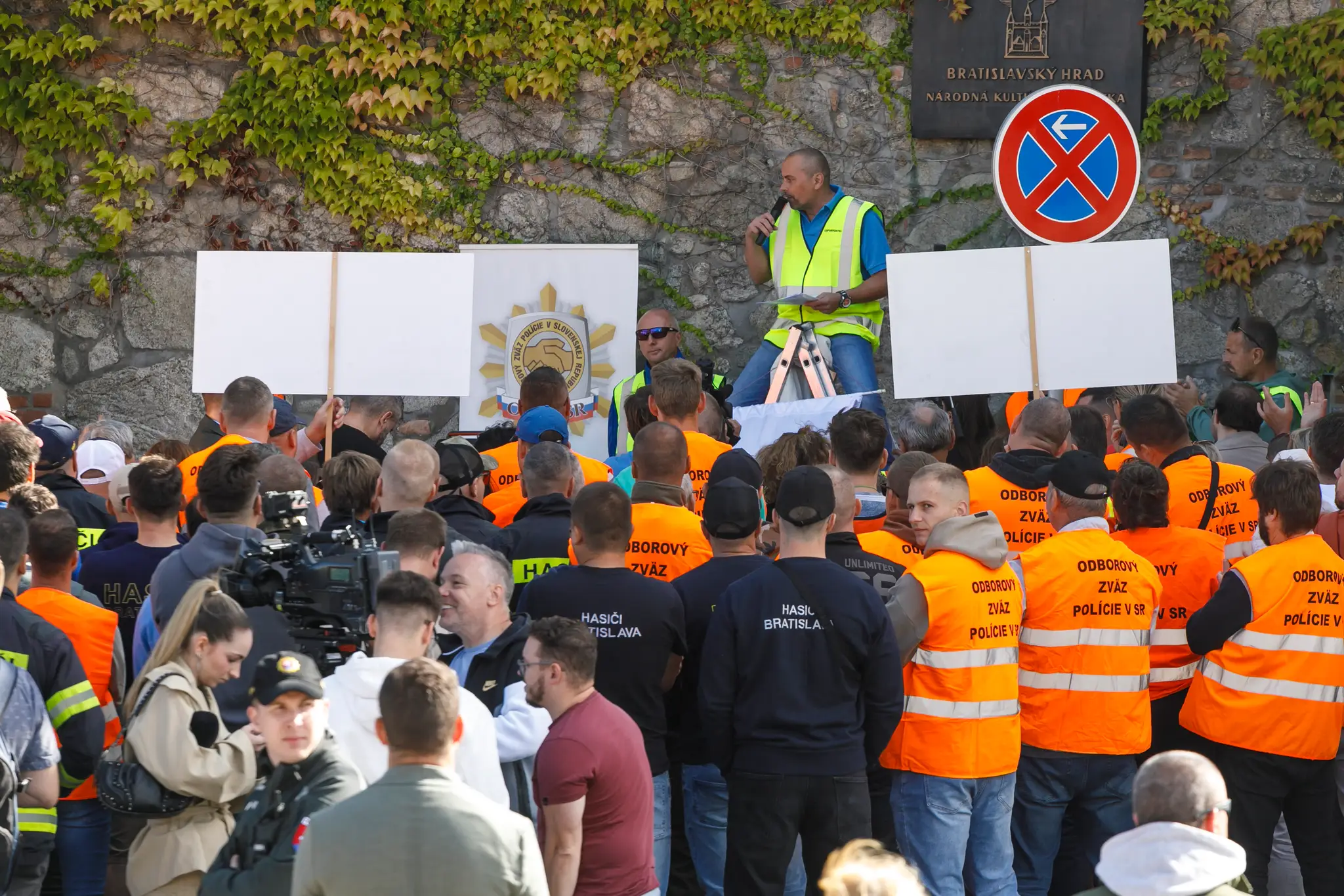 Zhromaždenie Odborového zväzu polície pred budovou parlamentu v Bratislave