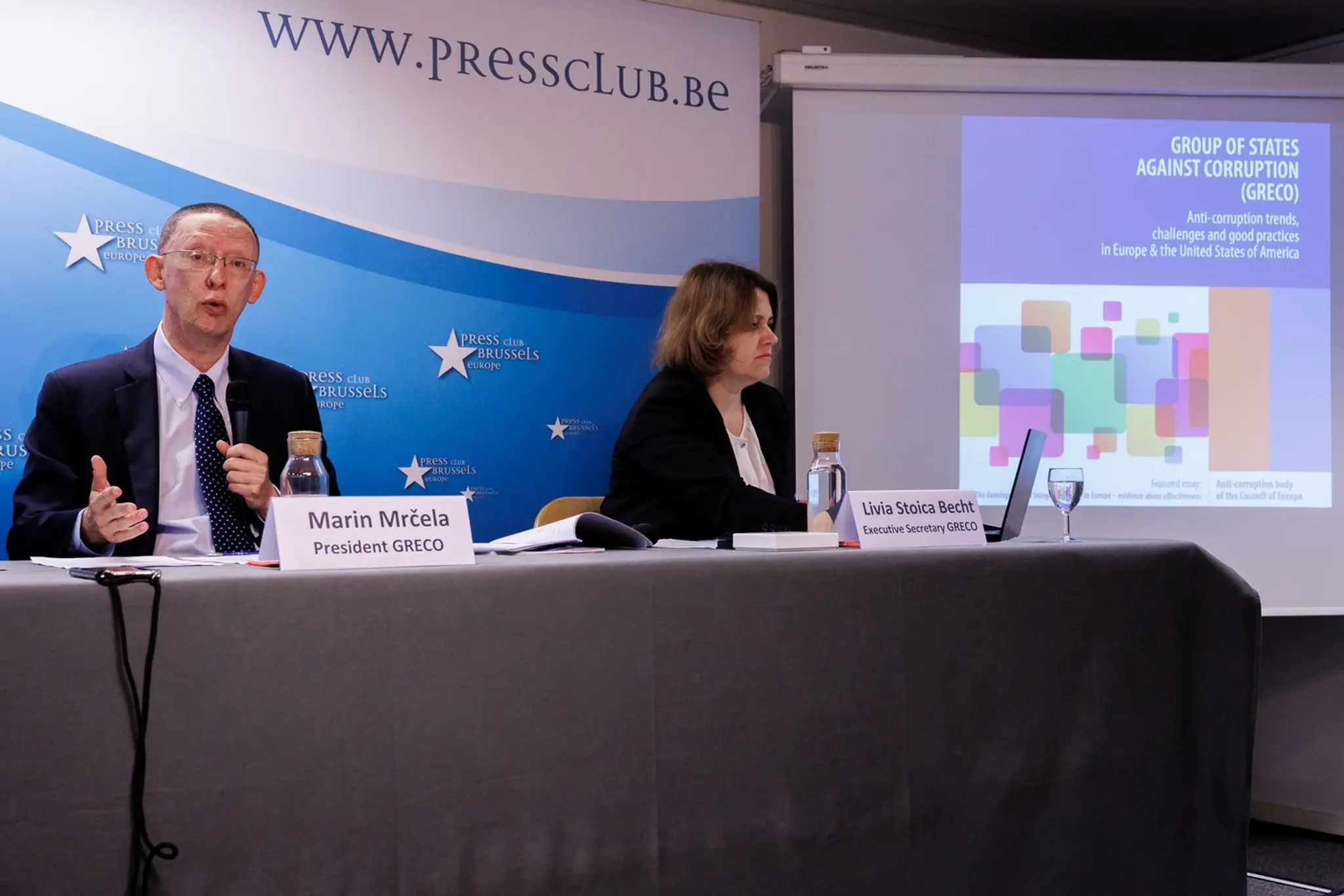 Predseda Skupiny štátov Rady Európy proti korupcii (GRECO) Marin Mrcela (vľavo) a výkonná tajomníčka Livia Stoica Becht (vpravo).