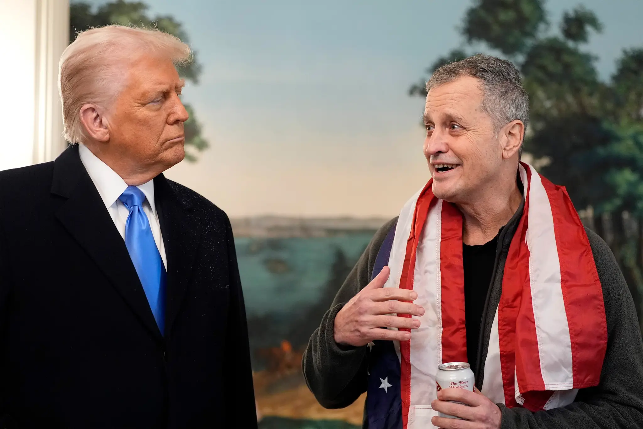 Na snímke americký prezident Donald Trump a americký učiteľ Marc Fogel, ktorého prepustili z ruského väzenia.