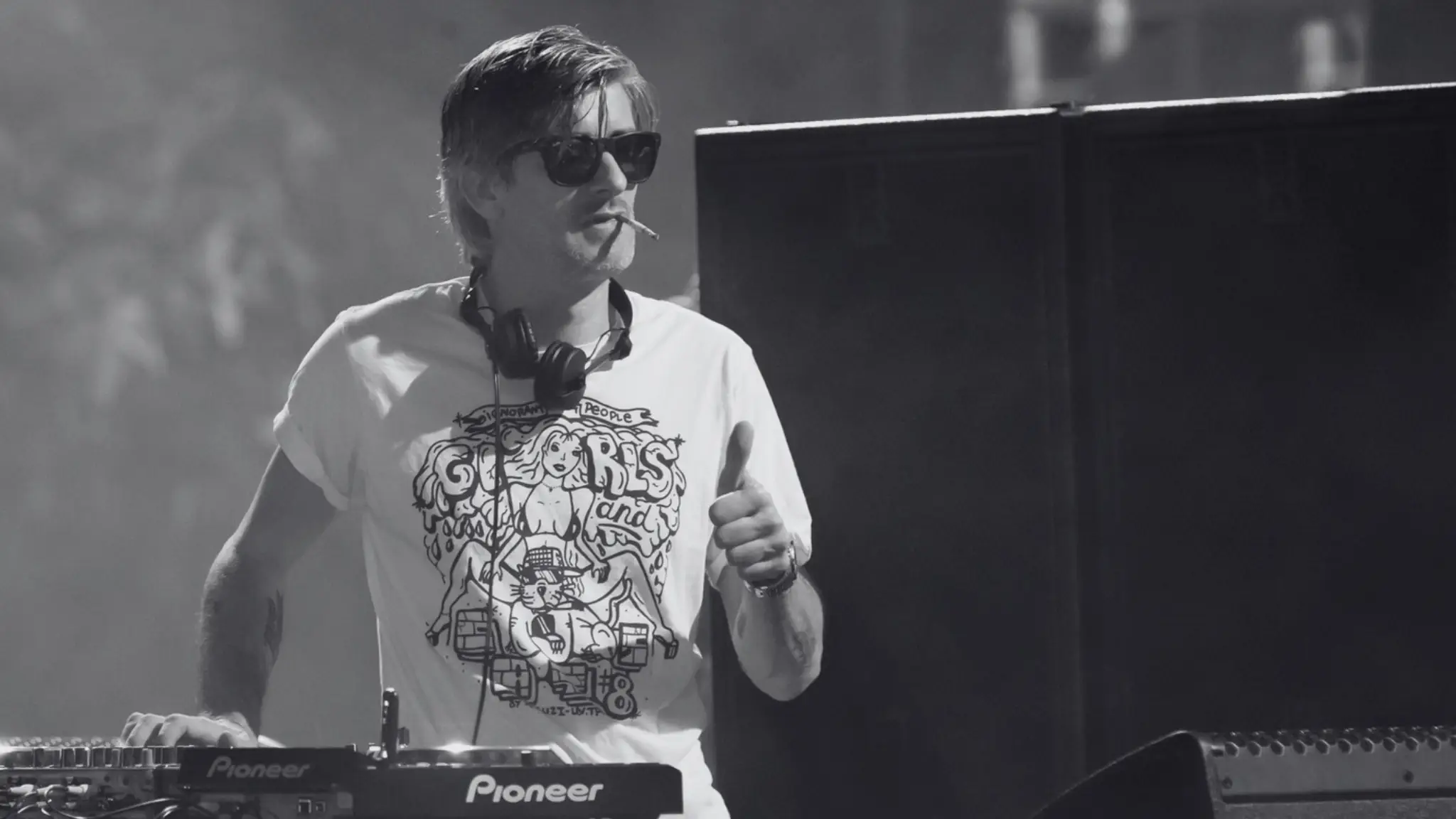 Zomrel DJ Kavinsky.