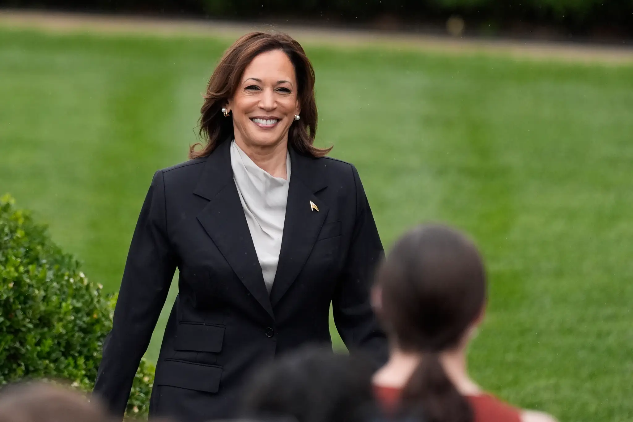 Americká viceprezidentka Kamala Harrisová prichádza na stretnutie s univerzitnými športovcami v Bielom dome.