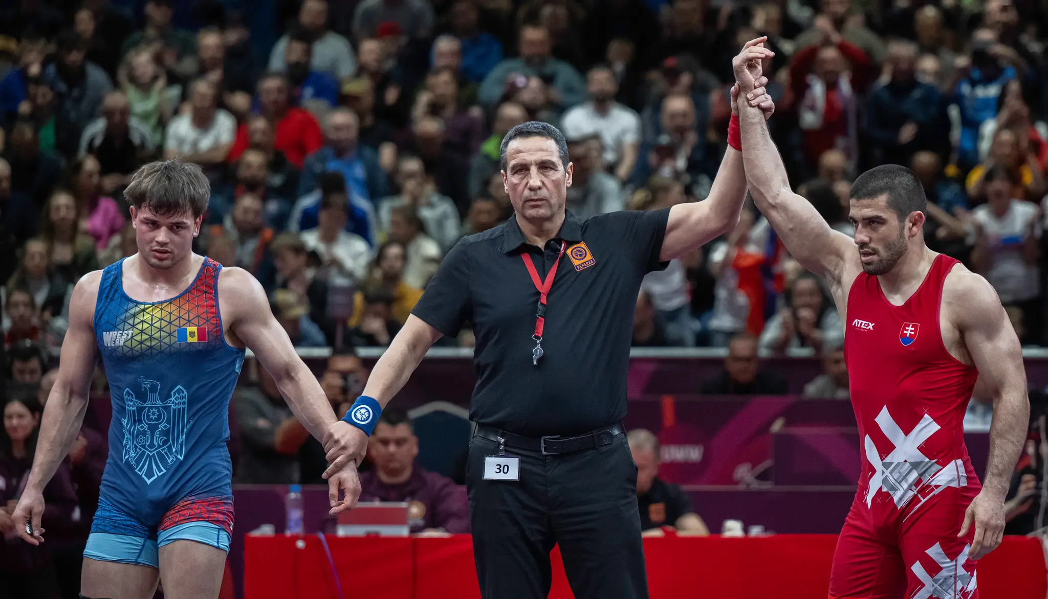 slovenský zápasník Achsarbek Gulajev (vpravo)  sa raduje po víťazstve nad Moldavčanom Ionom Marcuom (vľavo) v zápase o bronz do 79 kg vo voľnom štýle na majstrovstvách Európy.