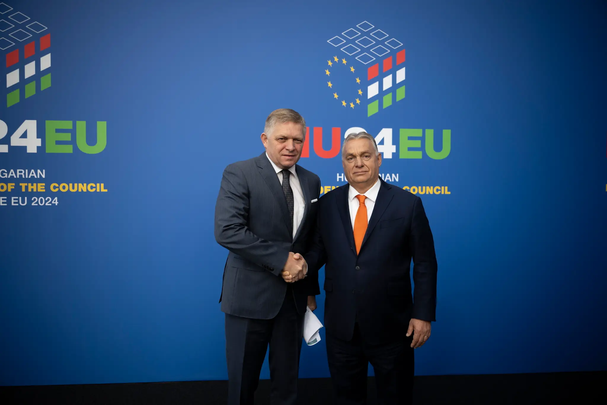 Maďarský premiér Viktor Orbán (vpravo) víta slovenského premiéra Roberta Fica počas príchodu na neformálny summit lídrov EÚ Budapešti.