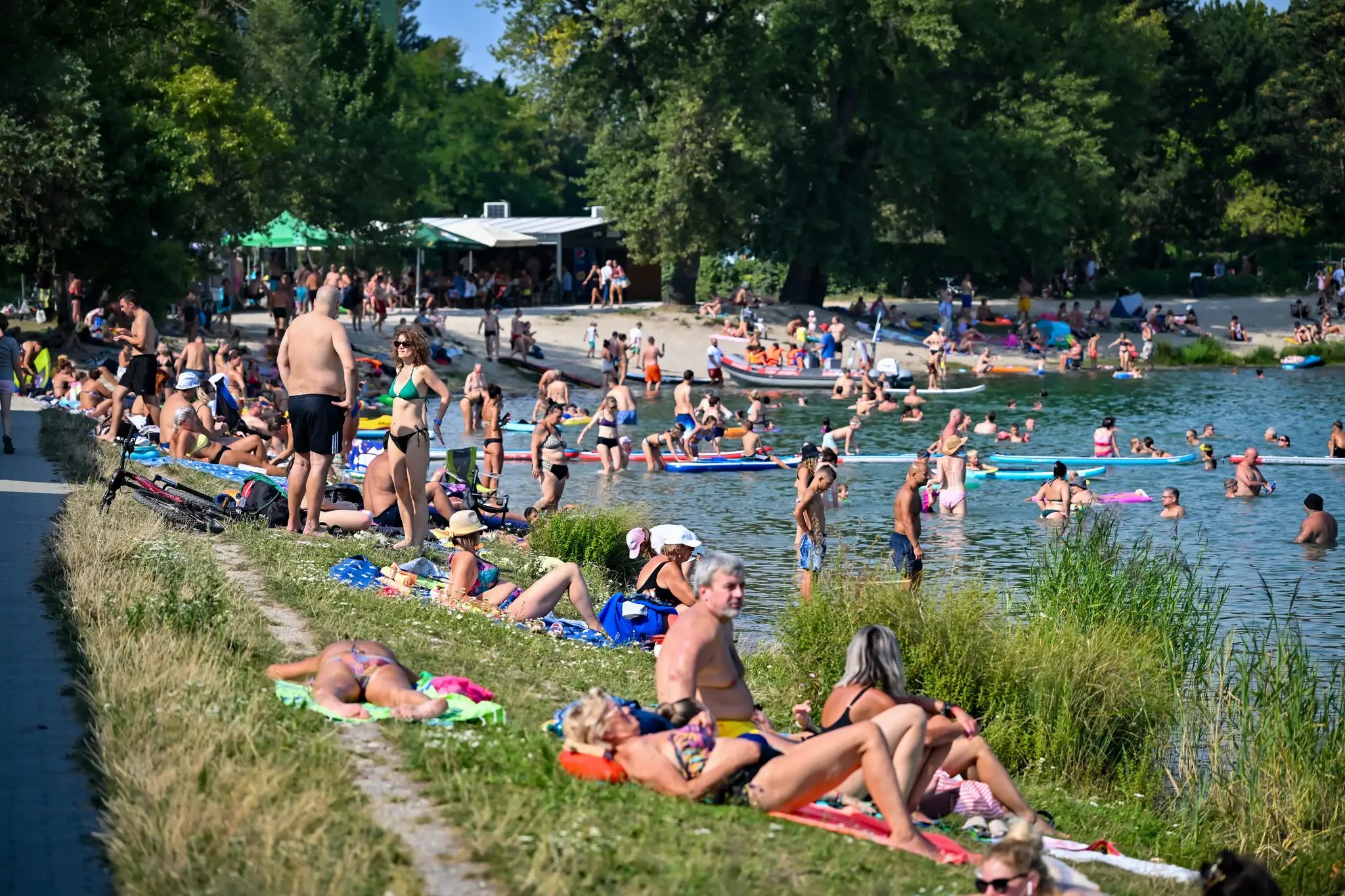 Slovensko čaká počas víkendu výrazná vlna horúčav s teplotami až do 35 stupňov Celzia.