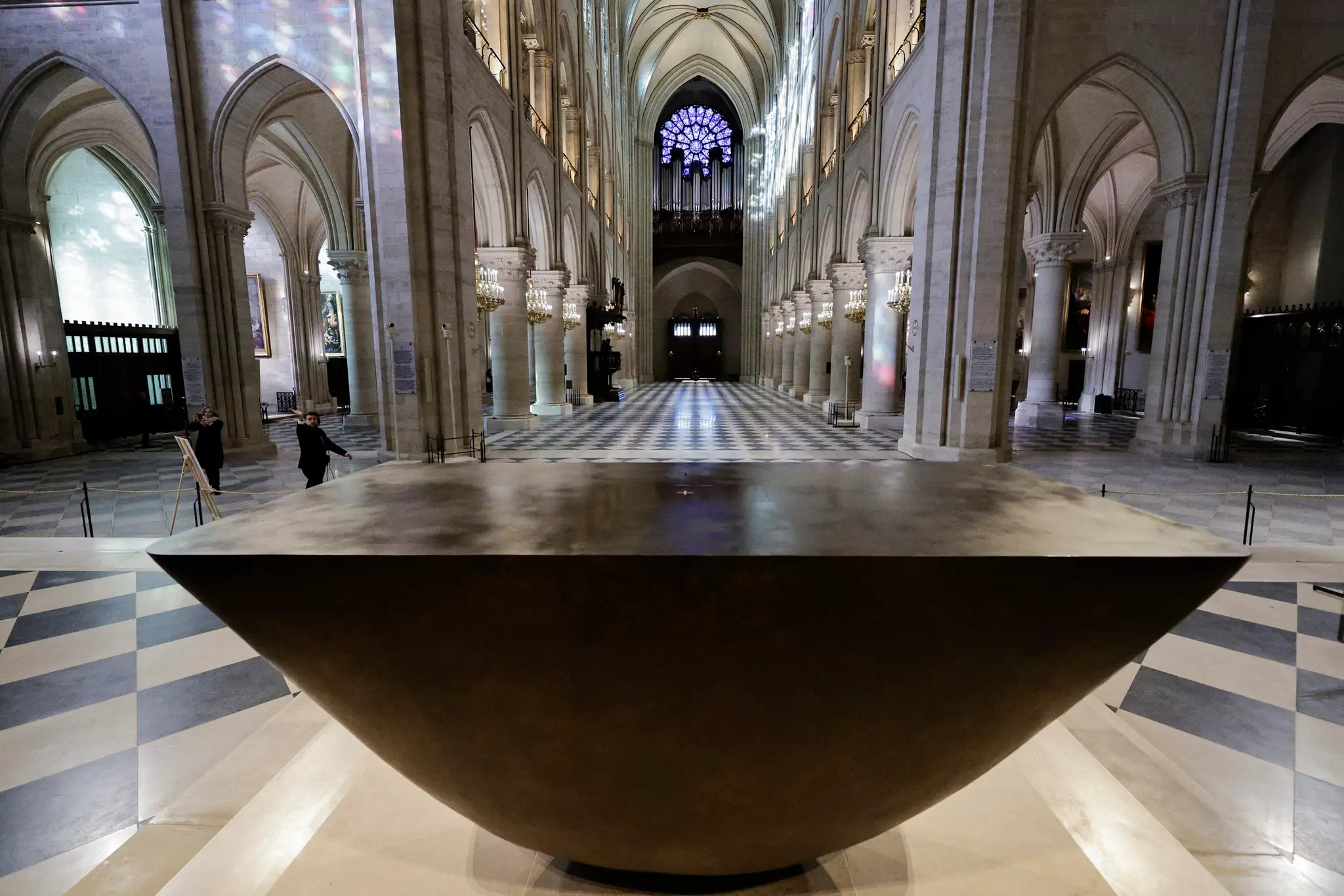 Oltár, ktorý navrhol francúzsky umelec a dizajnér Guillaume Bardet, sa nachádza v srdci katedrály Notre-Dame.