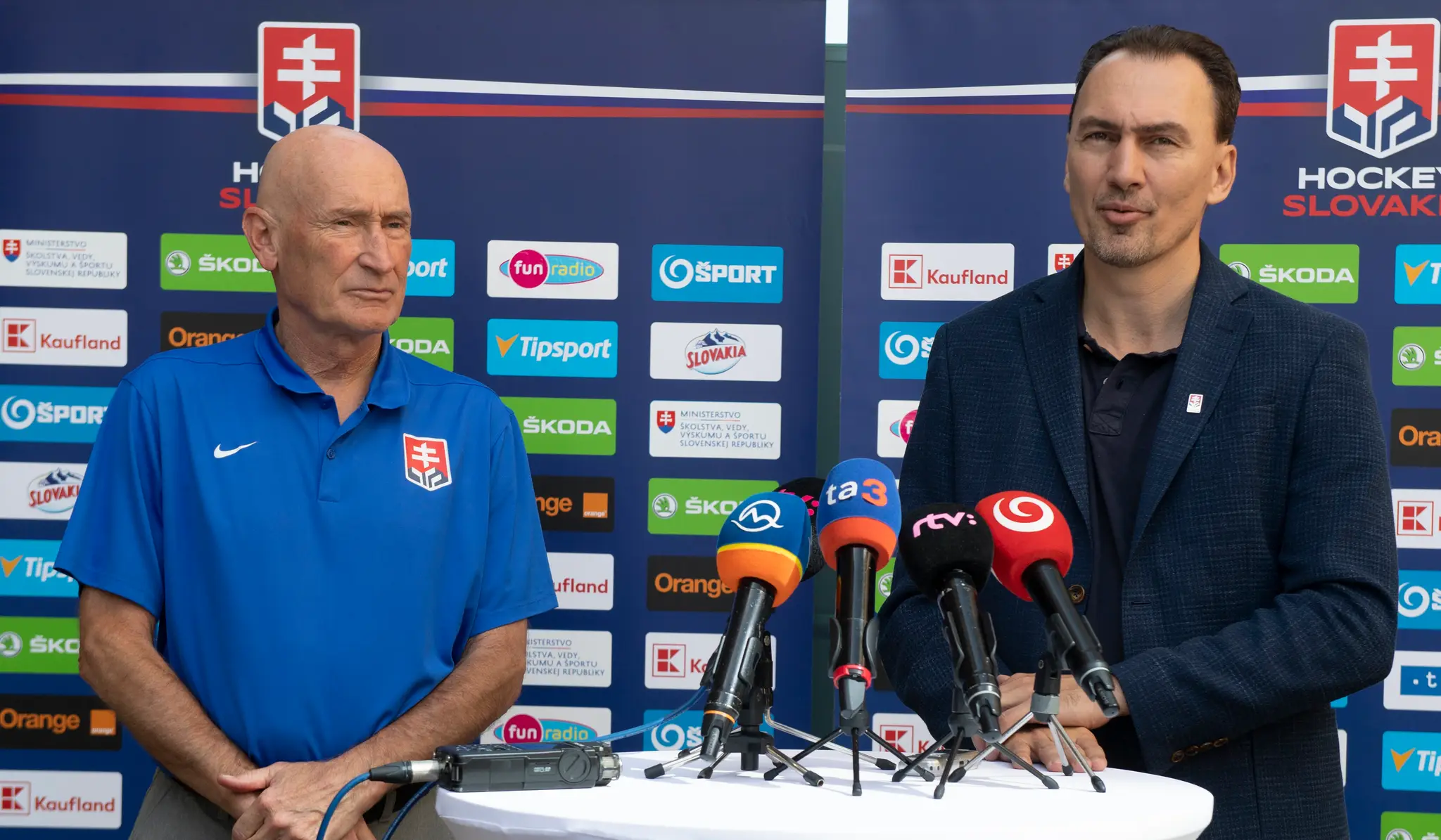 Na snímke zľava tréner slovenskej hokejovej reprezentácie Craig Ramsay a vpravo prezident Slovenského zväzu ľadového hokeja (SZĽH) Miroslav Šatan.