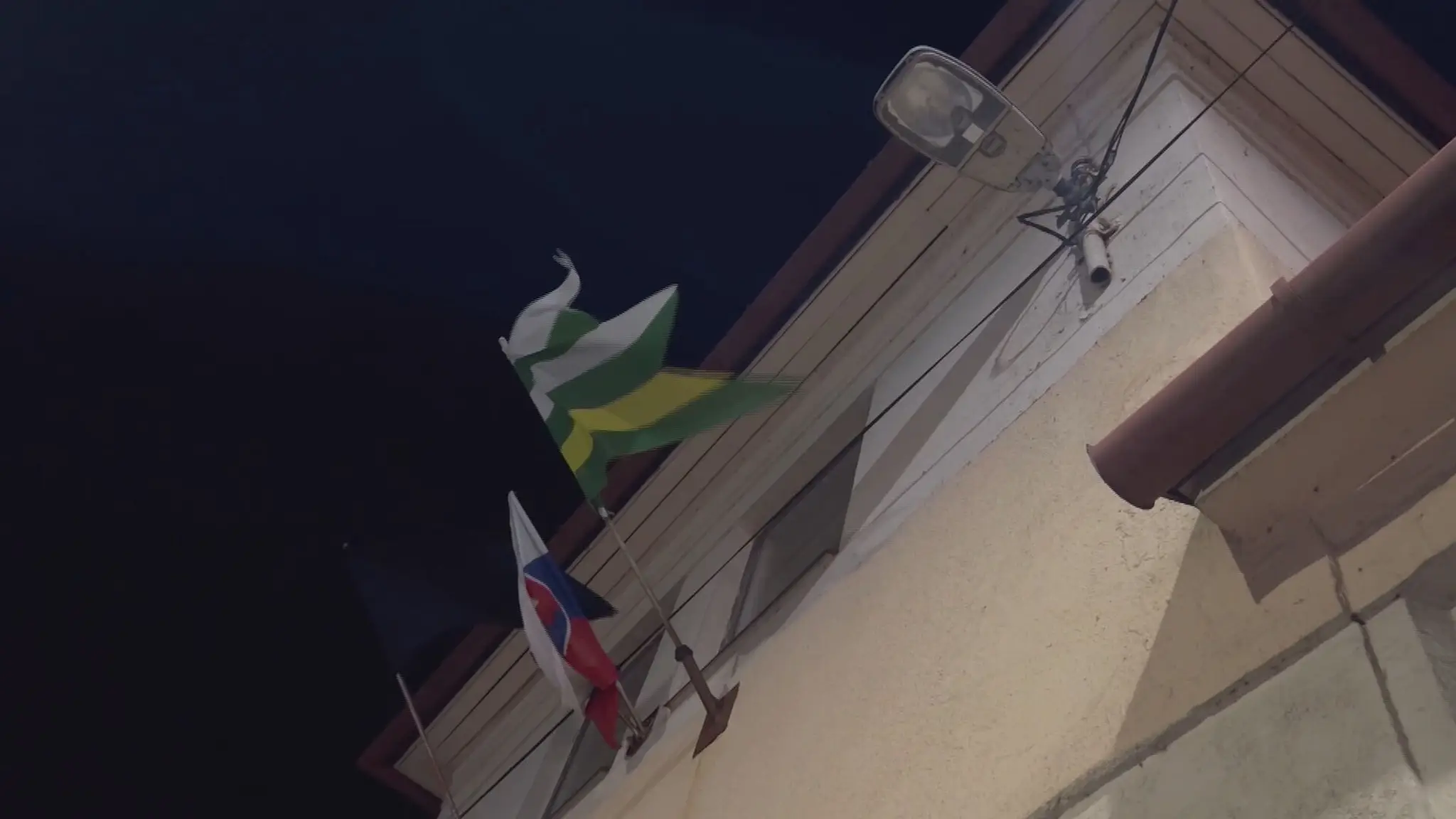 Pod Donovalmi žijú v tme, kúriť musia uhlím. Starostovia tvrdia, že život tam umrel