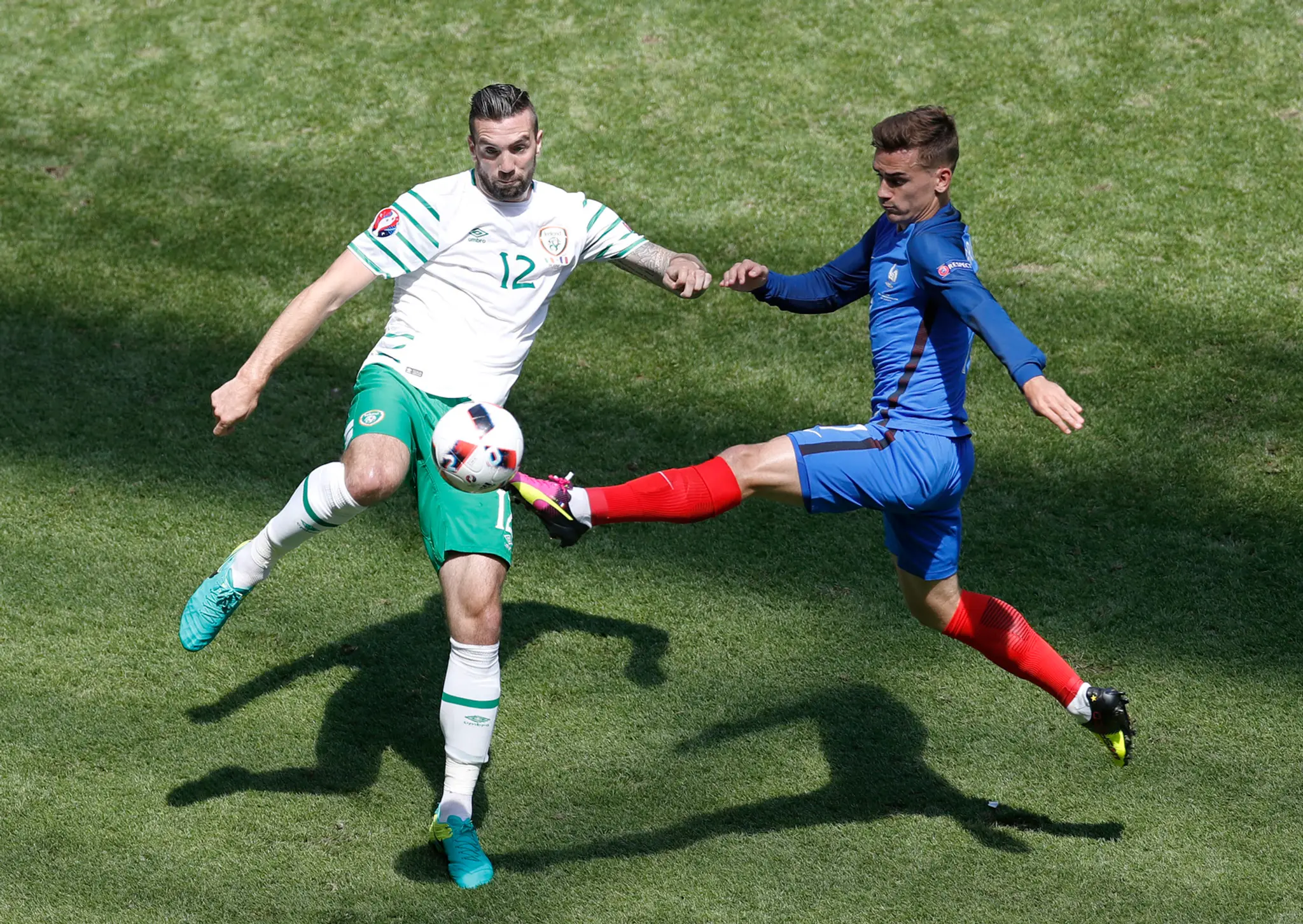 Francúz Antoine Griezmann v súboji o loptu s Írom Shaneom Duffym počas osemfinálového duelu.