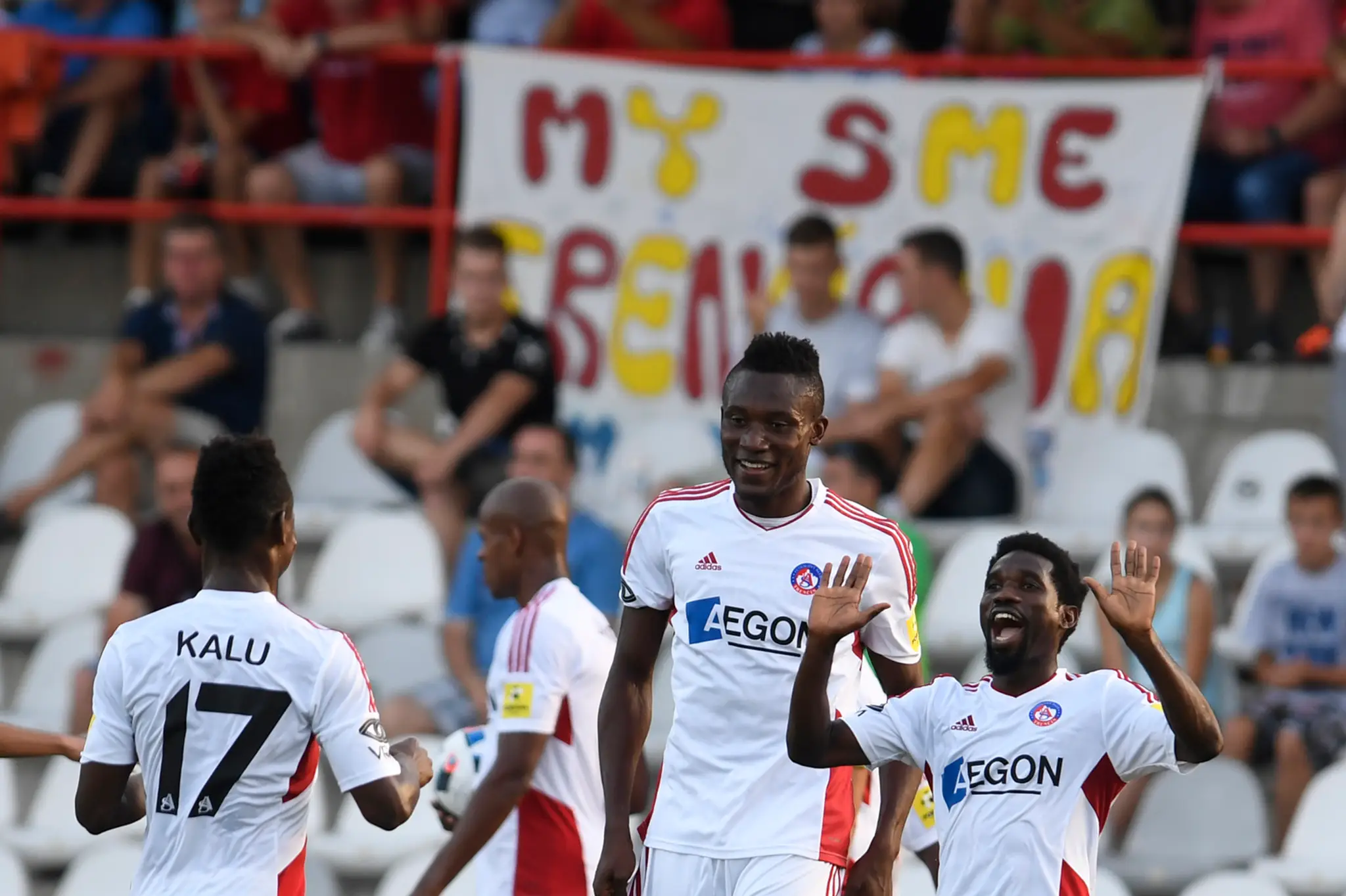 Futbalisti AS Trenčín oslavujú gól, ktorý do siete Senice poslal Ibrahim Rabiu (vpravo).