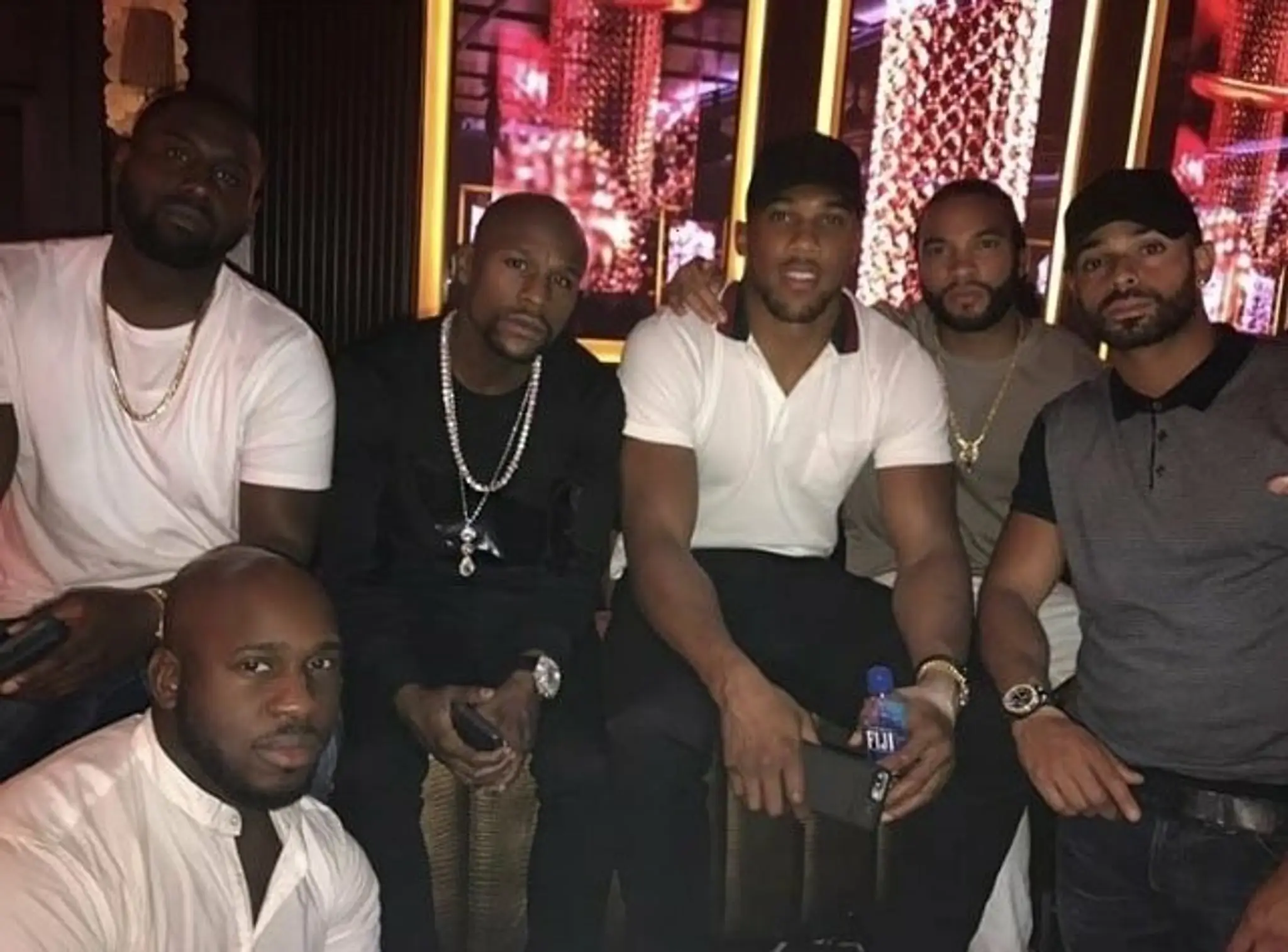 V strede Anthony Joshua (v bielom) a naľavo od neho Floyd Mayweather.
