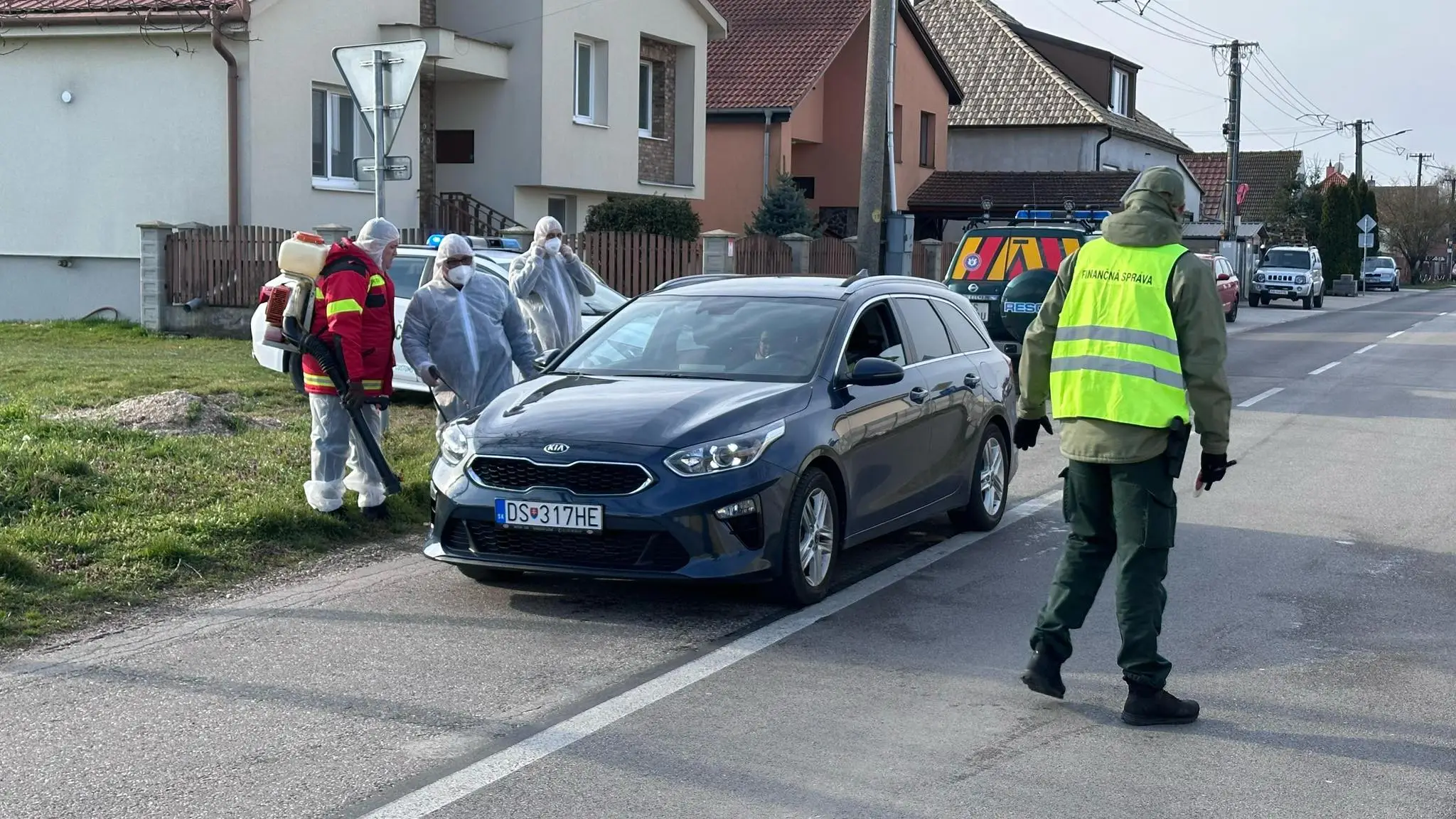 V obci Baka dezinfikujú vozidlá