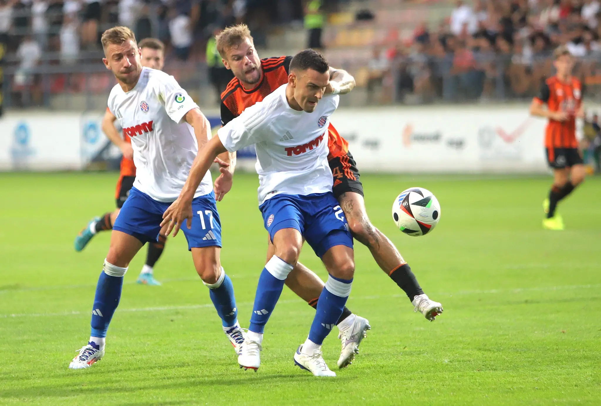 Zľava Dário Malnjak, Filip Uremovič (obaja Split) a Ján Hladík (Ružomberok) v zápase 3. predkola Európskej konferenčnej ligy.