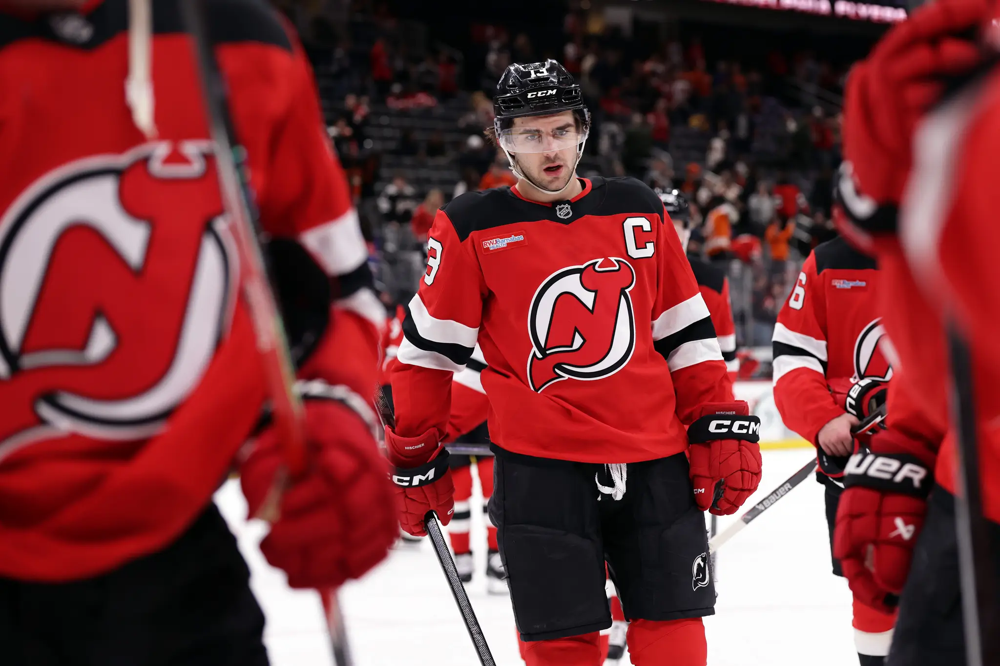 Sklamaný kapitán New Jersey Devils Nico Hischier.