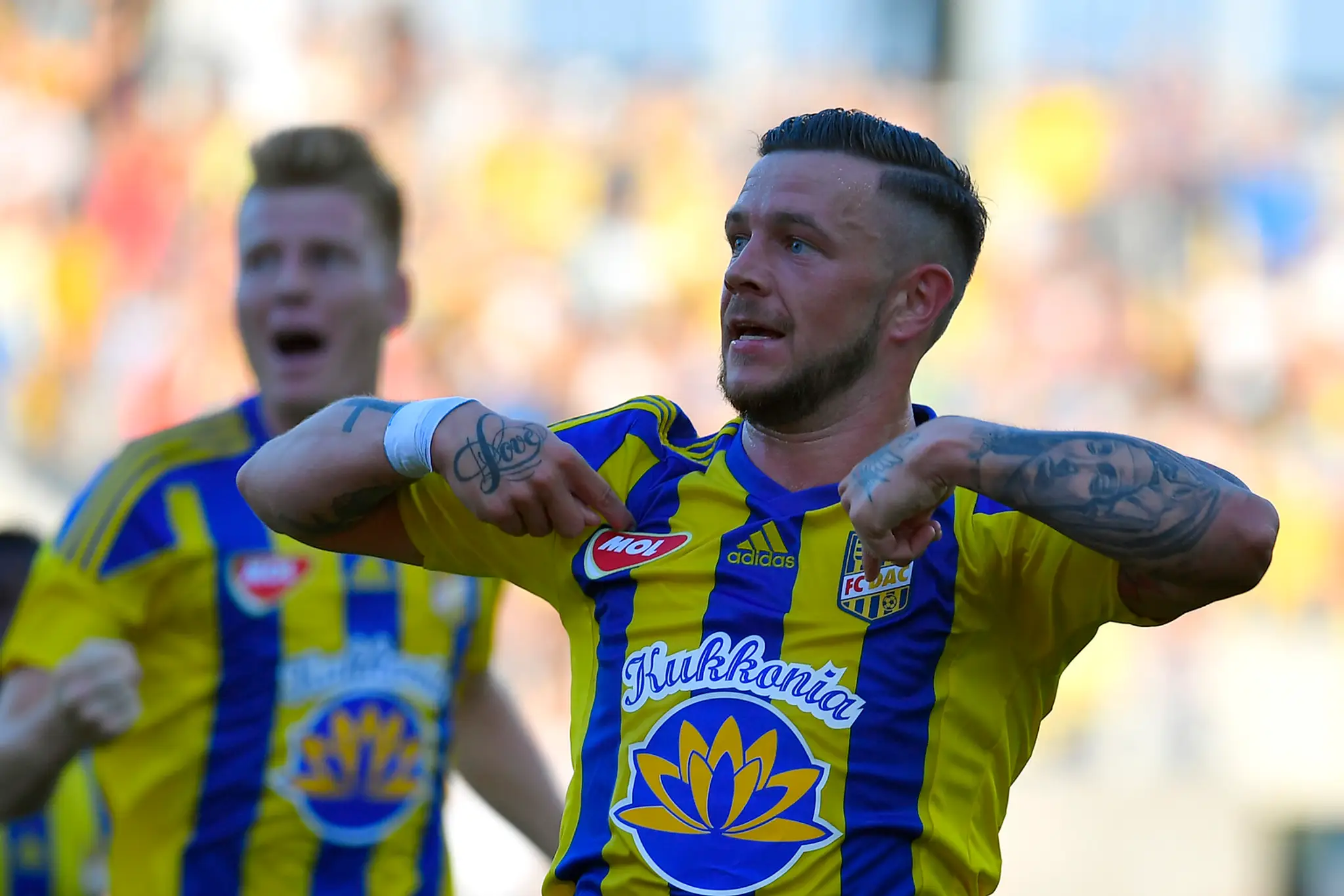 Erik Pačinda z Dunajskej Stredy jasá po góle v sieti Žiliny.