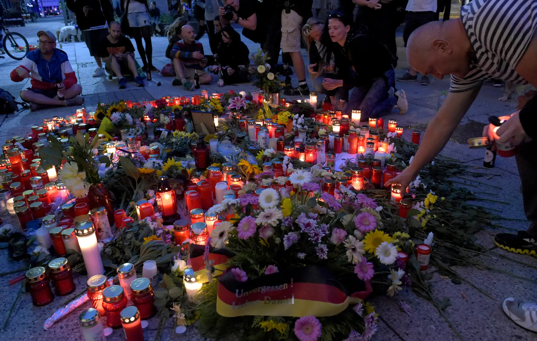 Ľudia zapaľovali sviečky počas demonštrácie po smrti Daniela (35).