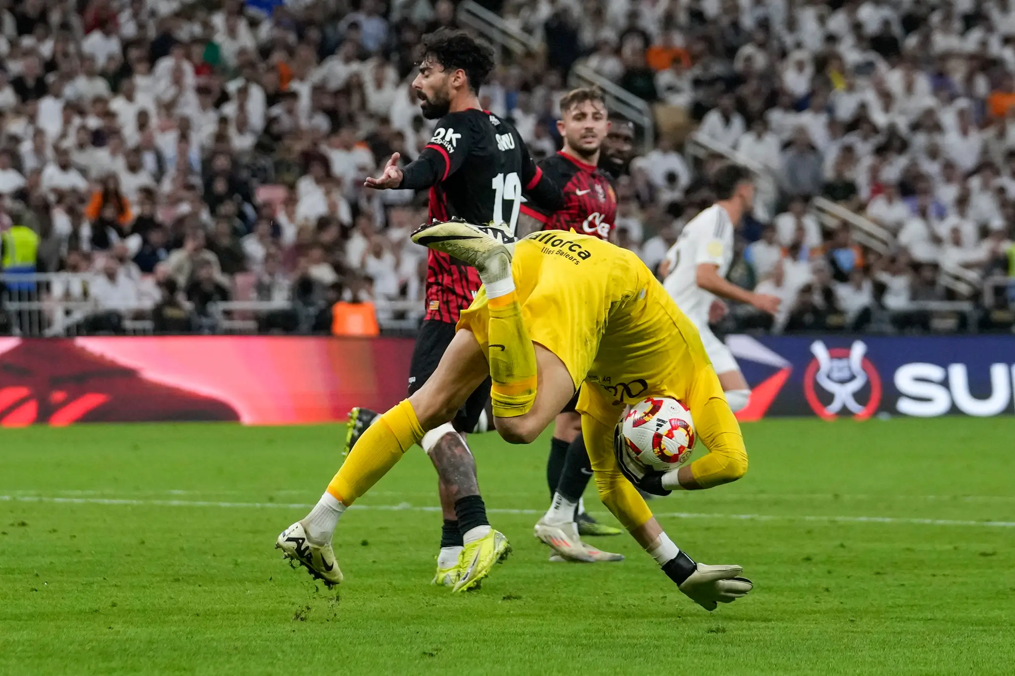 Slovenský brankár Dominik Greif z RCD Mallorca počas semifinále španielskeho Superpohára